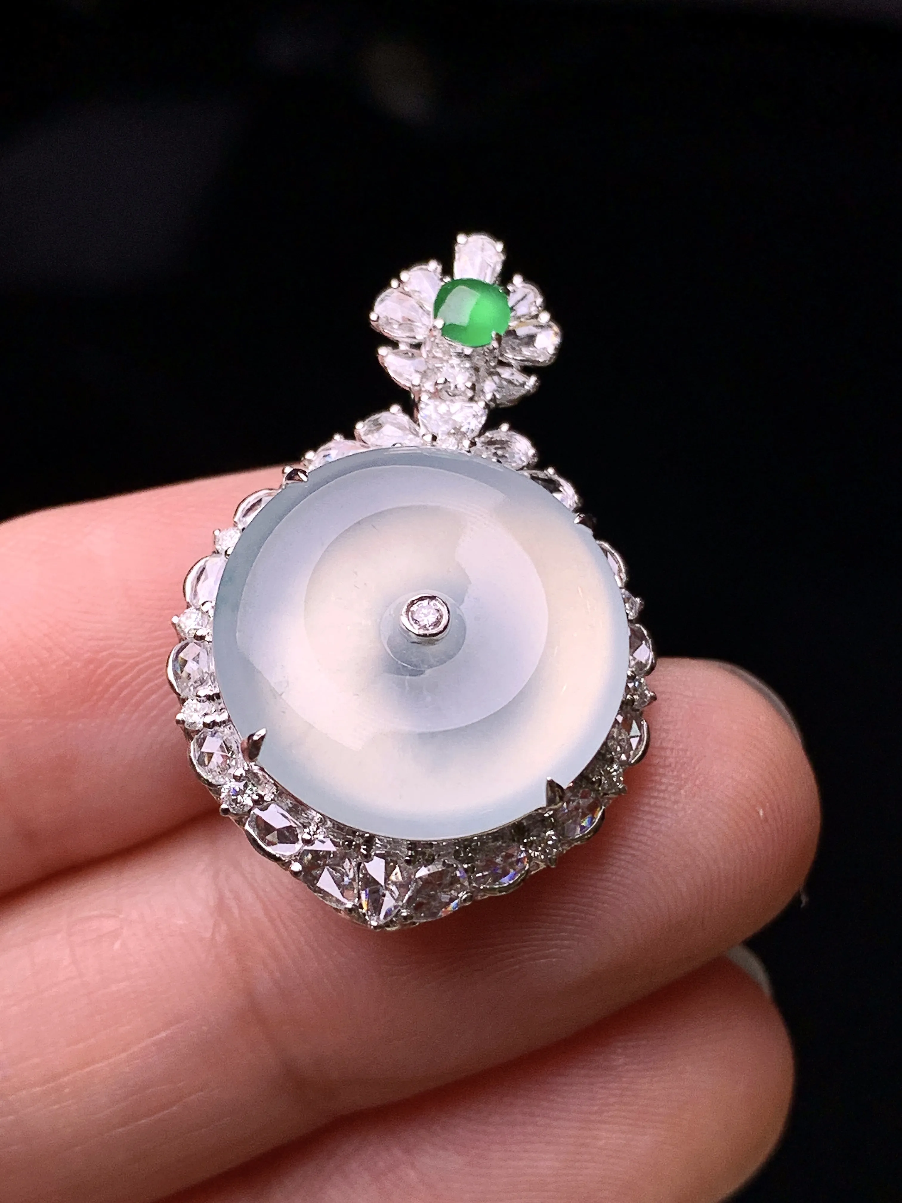 18k金钻镶嵌冰种平安扣吊坠 玉质细腻 水润亮眼 色泽艳丽 整体尺寸29.8*19*9.6