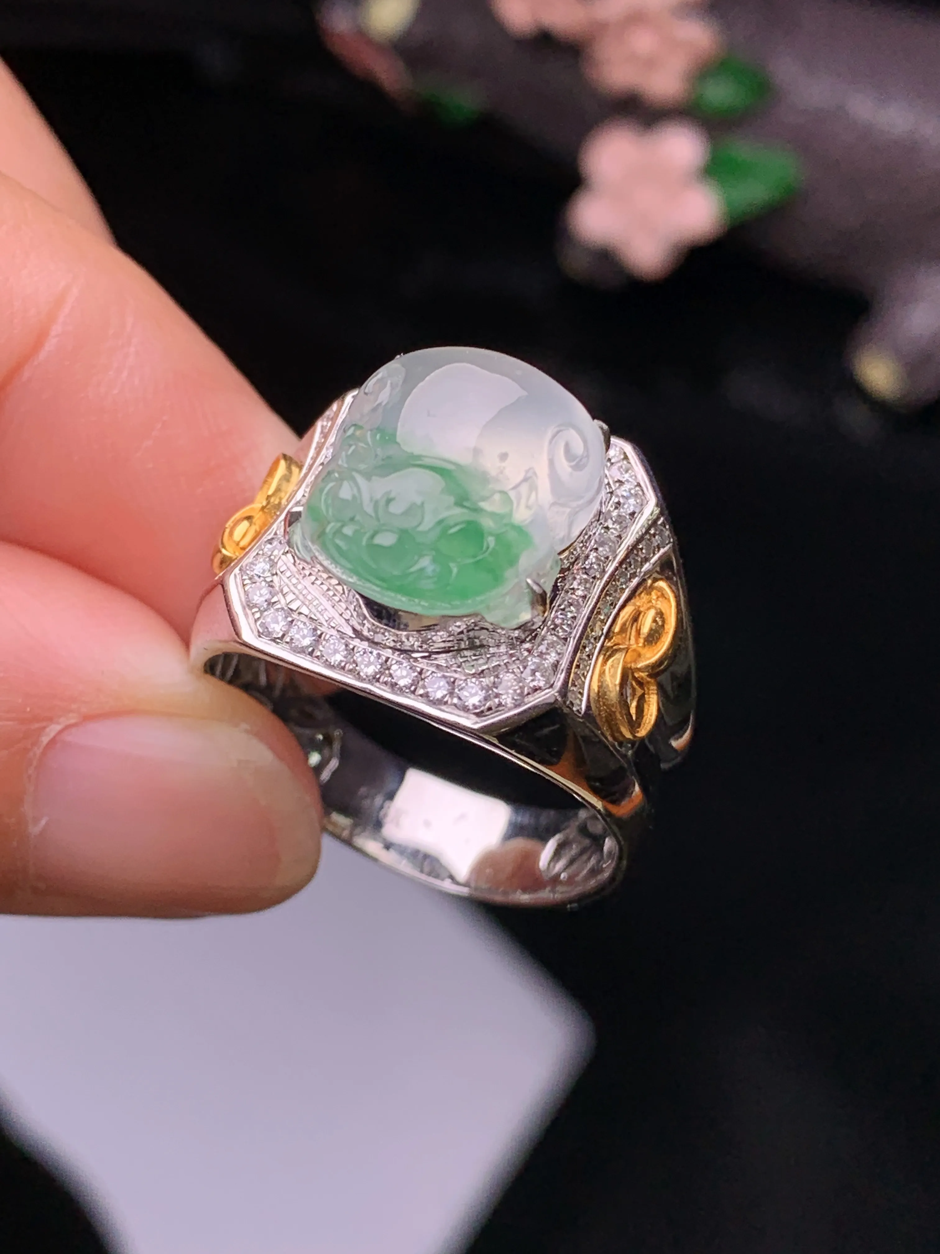18k金钻镶嵌冰种飘绿貔貅戒指 玉质细腻 水润亮眼 色泽艳丽 圈口20 裸石尺寸13.6*11.2*5
