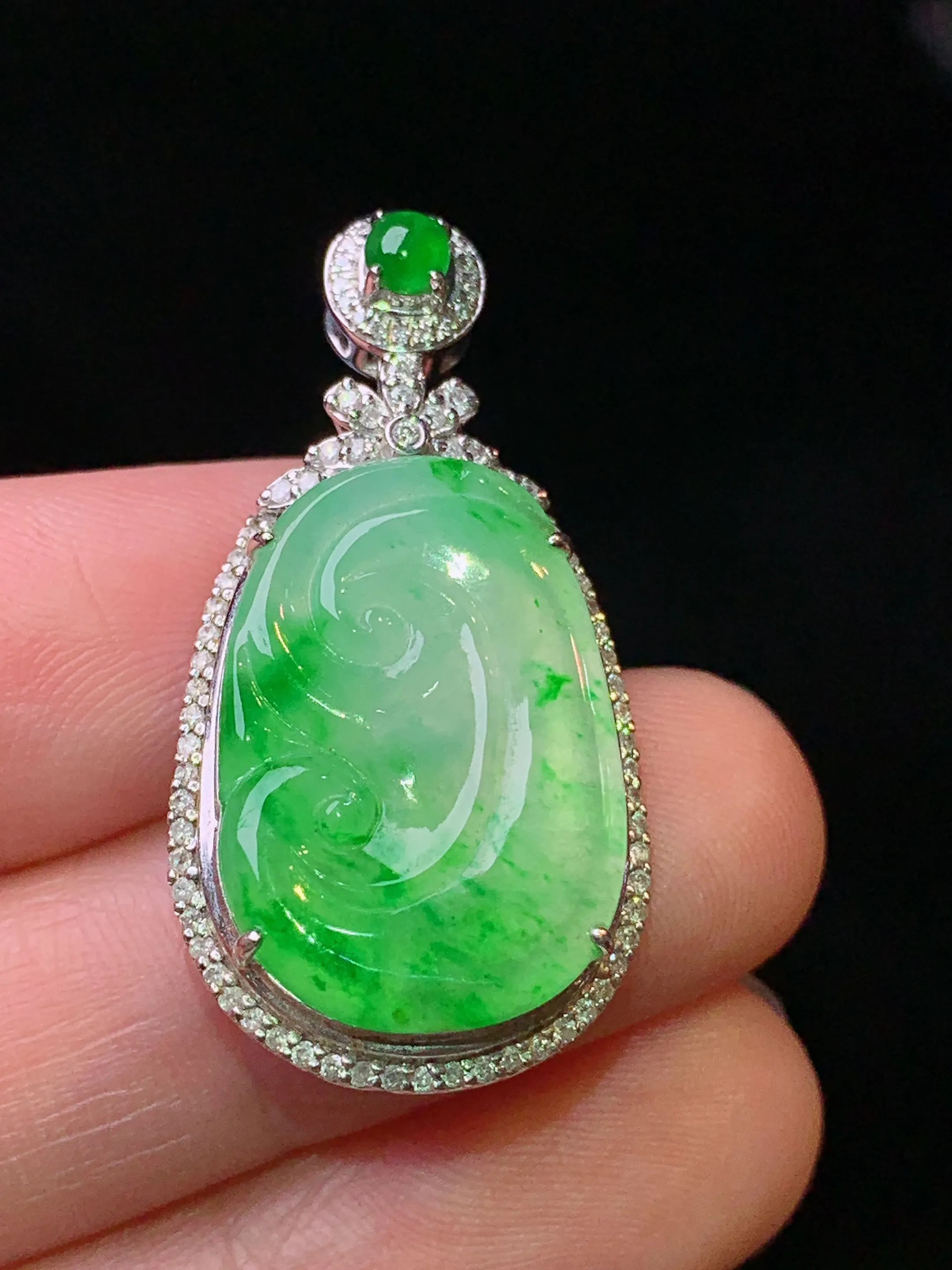 18k金钻镶嵌飘绿如意吊坠 玉质细腻 水润亮眼 色泽艳丽 整体尺寸33.7*17.3*6