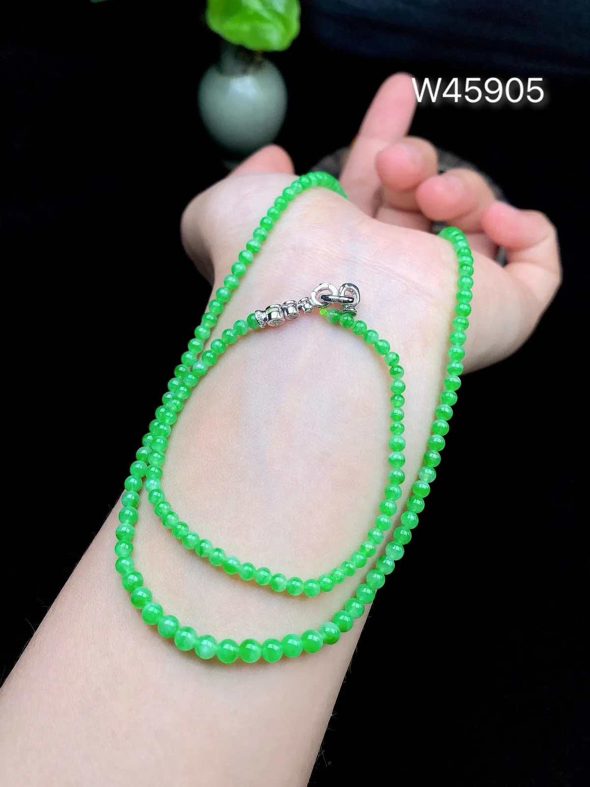 【冰种满绿珠链】珠链、手链两用款，质地细腻，光感很好，色泽娇艳纯正。完整度很不错，收藏品质