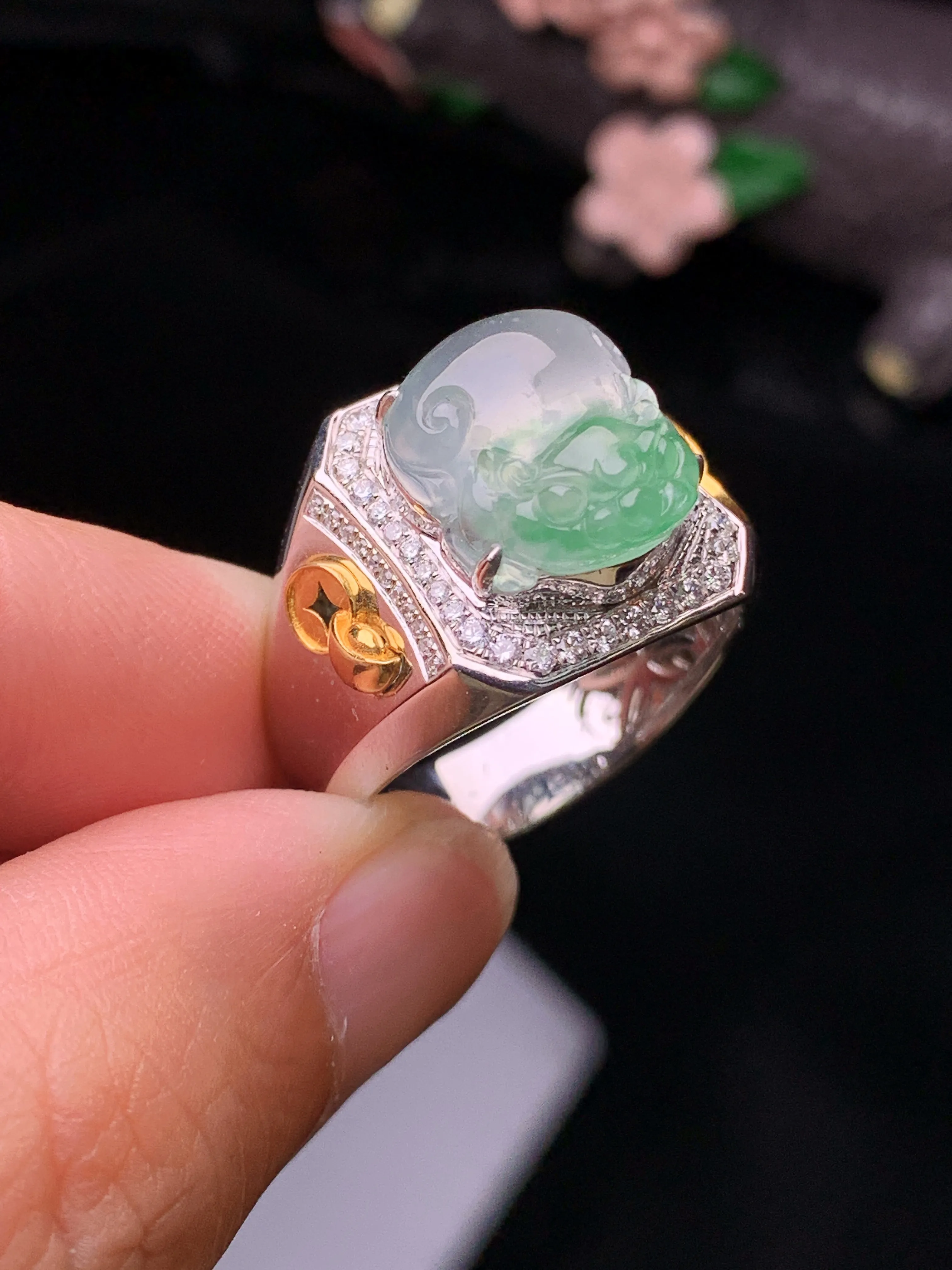 18k金钻镶嵌冰种飘绿貔貅戒指 玉质细腻 水润亮眼 色泽艳丽 圈口20 裸石尺寸13.6*11.2*5