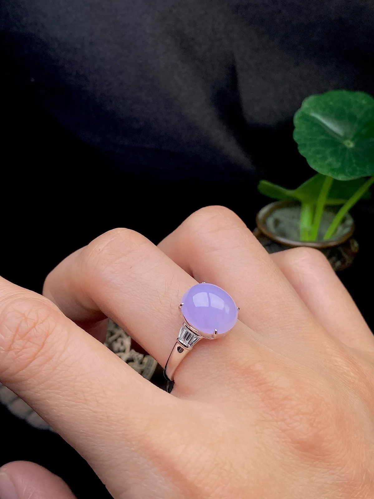 【冰种紫蛋面戒指】质地细腻，饱满度很好，晶莹剔透，18k金钻镶嵌，裸石尺寸11.1*10*5毫米