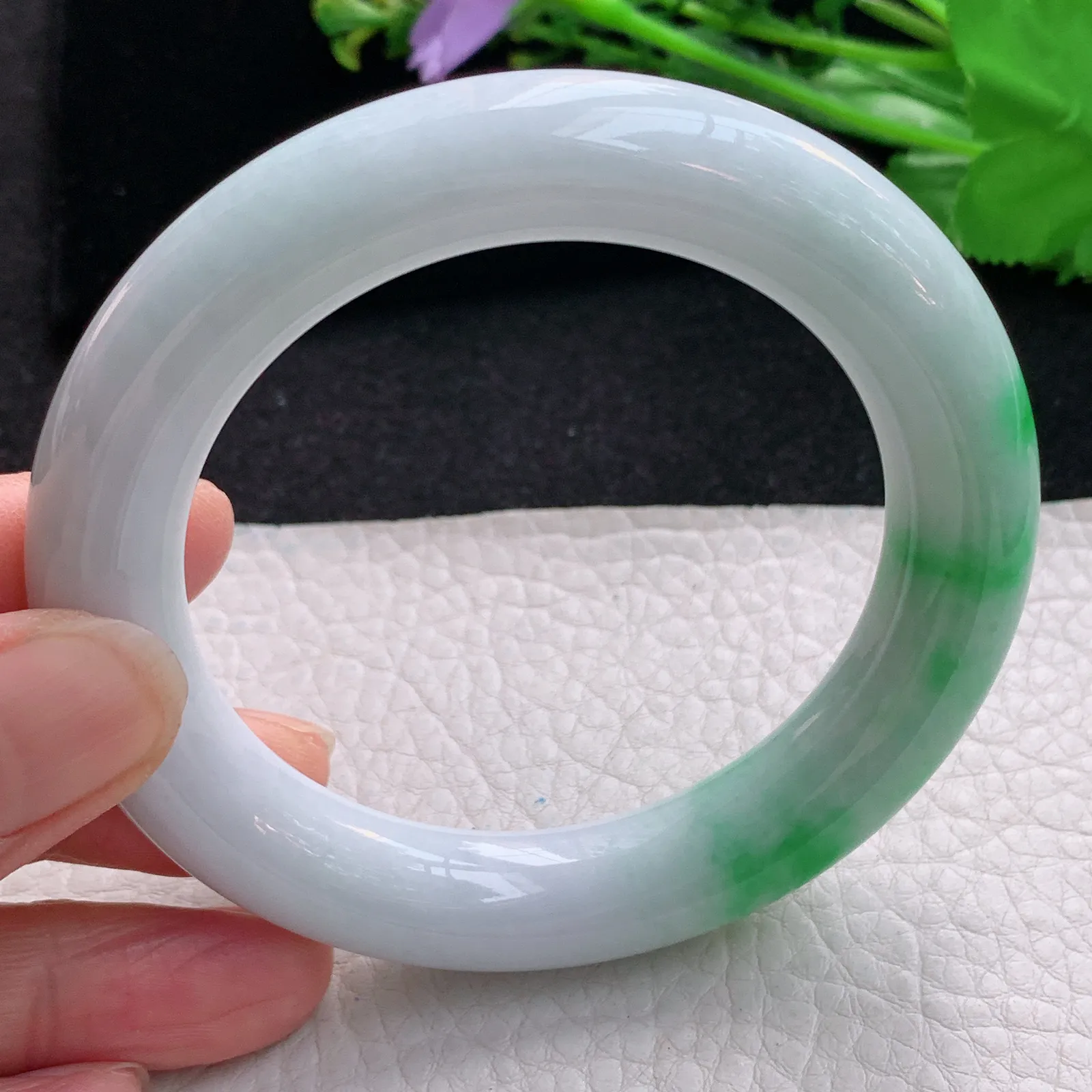 cc自然光56.5*12.3*12胖圆镯 天然缅甸翡翠飘绿圆条玉手镯 珠宝玉手环