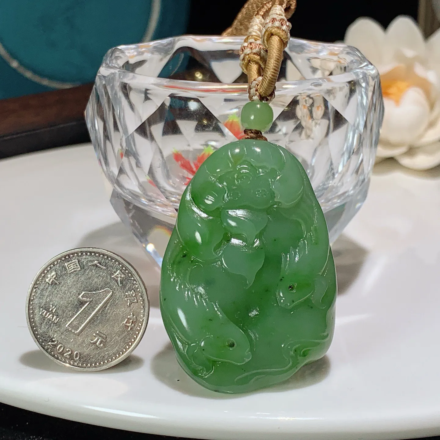 和田玉苹果绿俄罗斯碧玉连年有余挂件。尺寸45/32/14重33.5克。玉质细腻油润。手推出油。佩戴高端典雅。lt251208