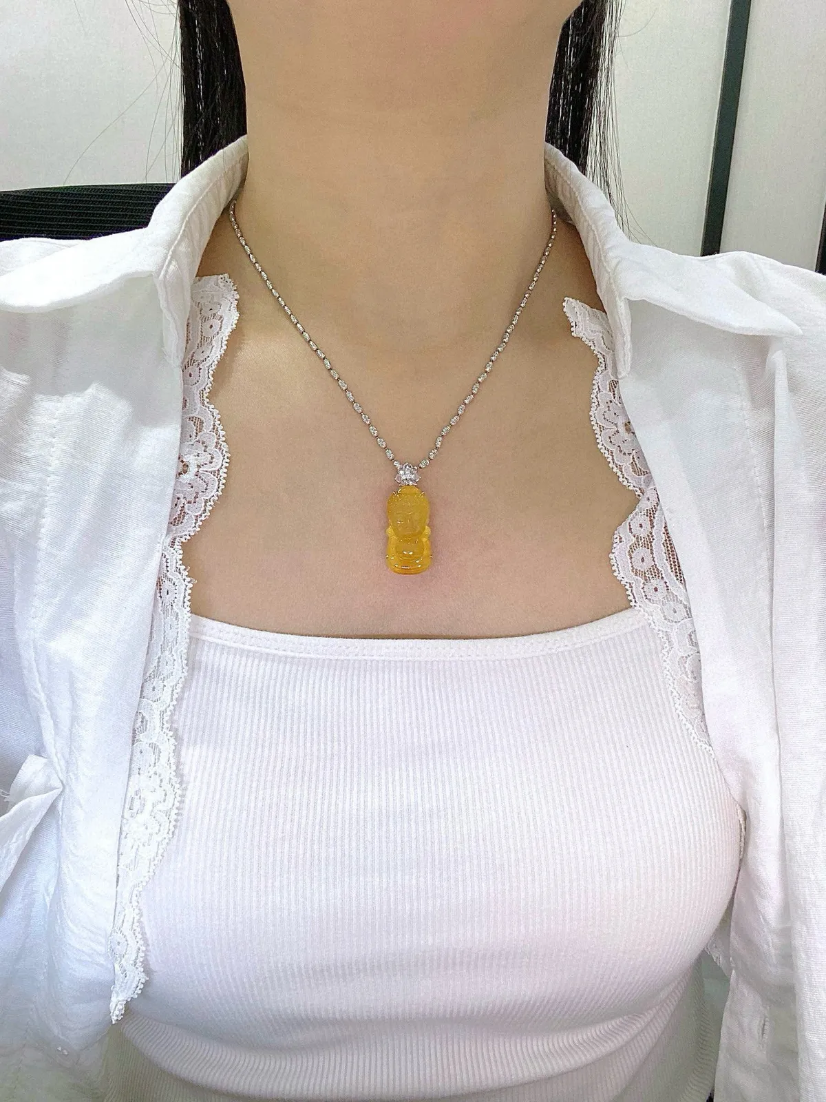 【冰种黄翡宝宝大日如来】可爱雕刻，质地冰润细腻，冰感好，雕工精细，生肖羊、猴的本命佛。18k金钻镶嵌，裸石尺寸27.5*13.6*4.5毫米