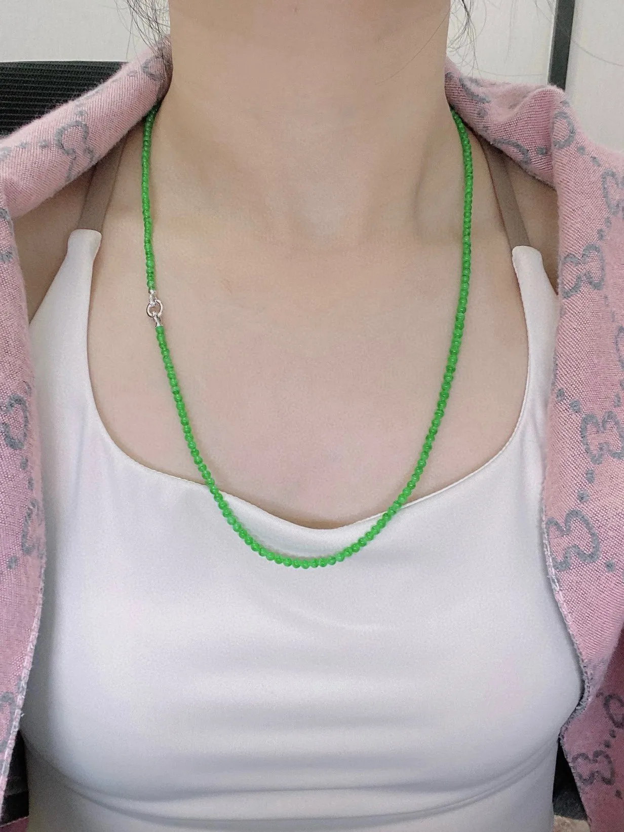 【冰种满绿珠链】珠链、手链两用款，质地细腻，光感很好，色泽娇艳纯正。完整度很不错，收藏品质