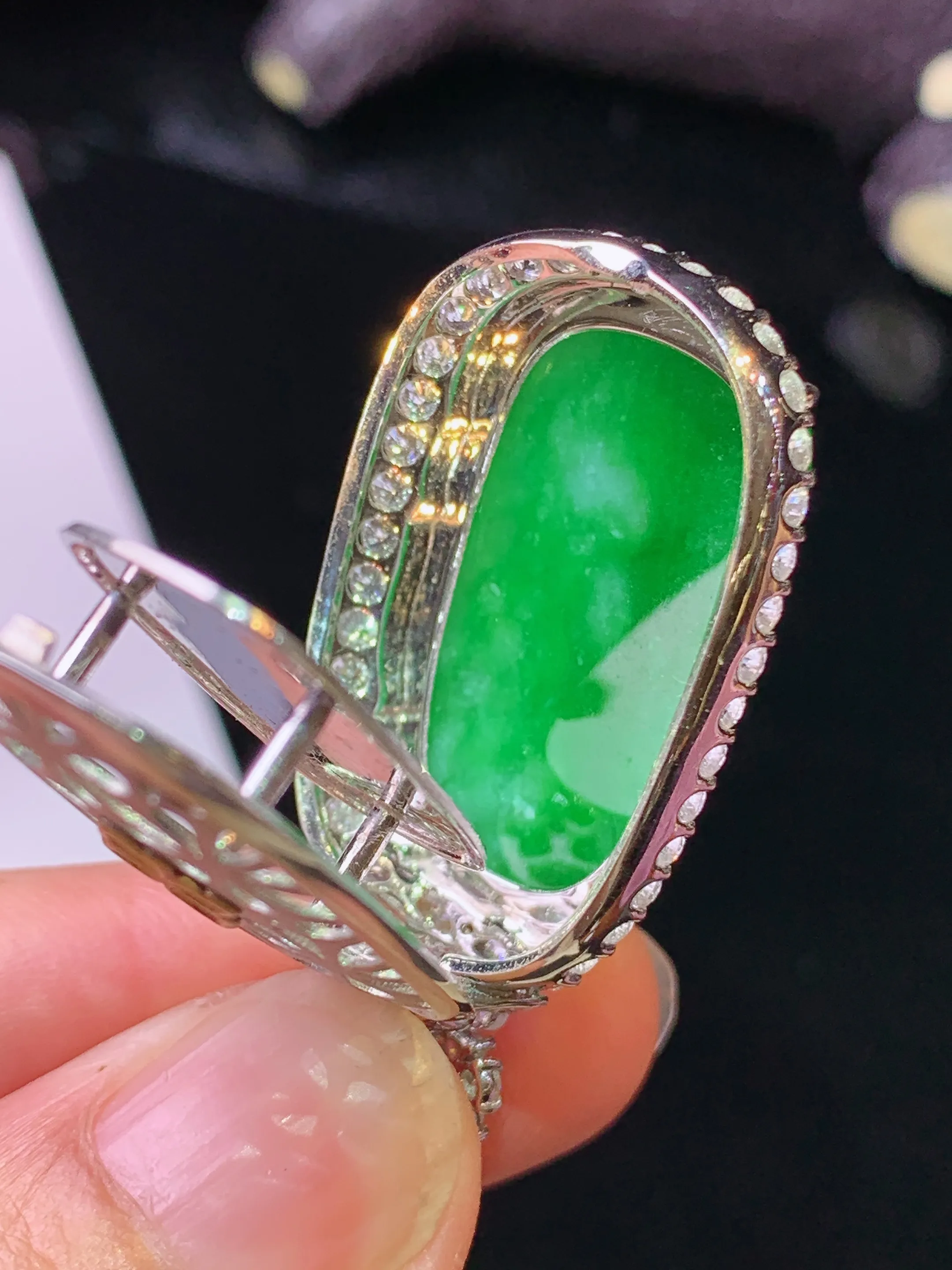 18k金钻镶嵌满绿如意吊坠 玉质细腻 水润亮眼 色泽艳丽 整体尺寸39.7*19.7*10