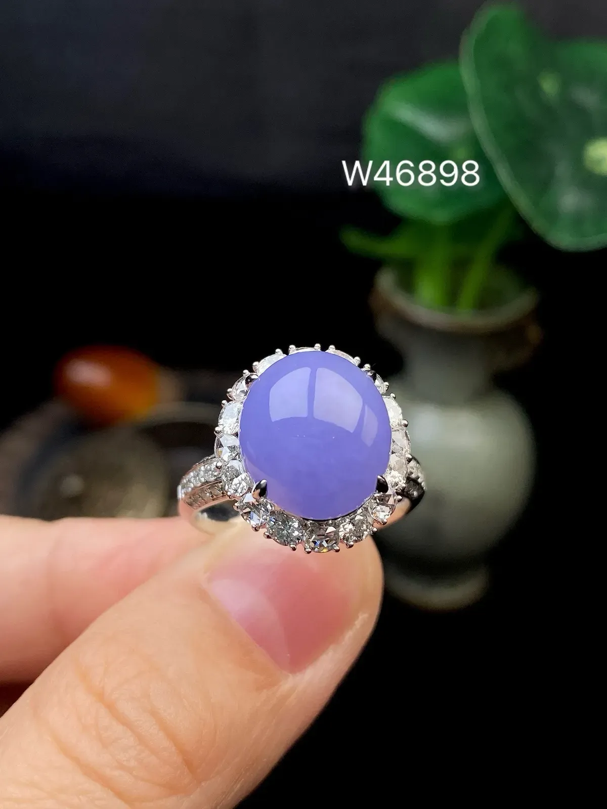 【冰种紫蛋面戒指】质地细腻，饱满度很好，晶莹剔透，18k金钻镶嵌，裸石尺寸12.6*10.9*5.2