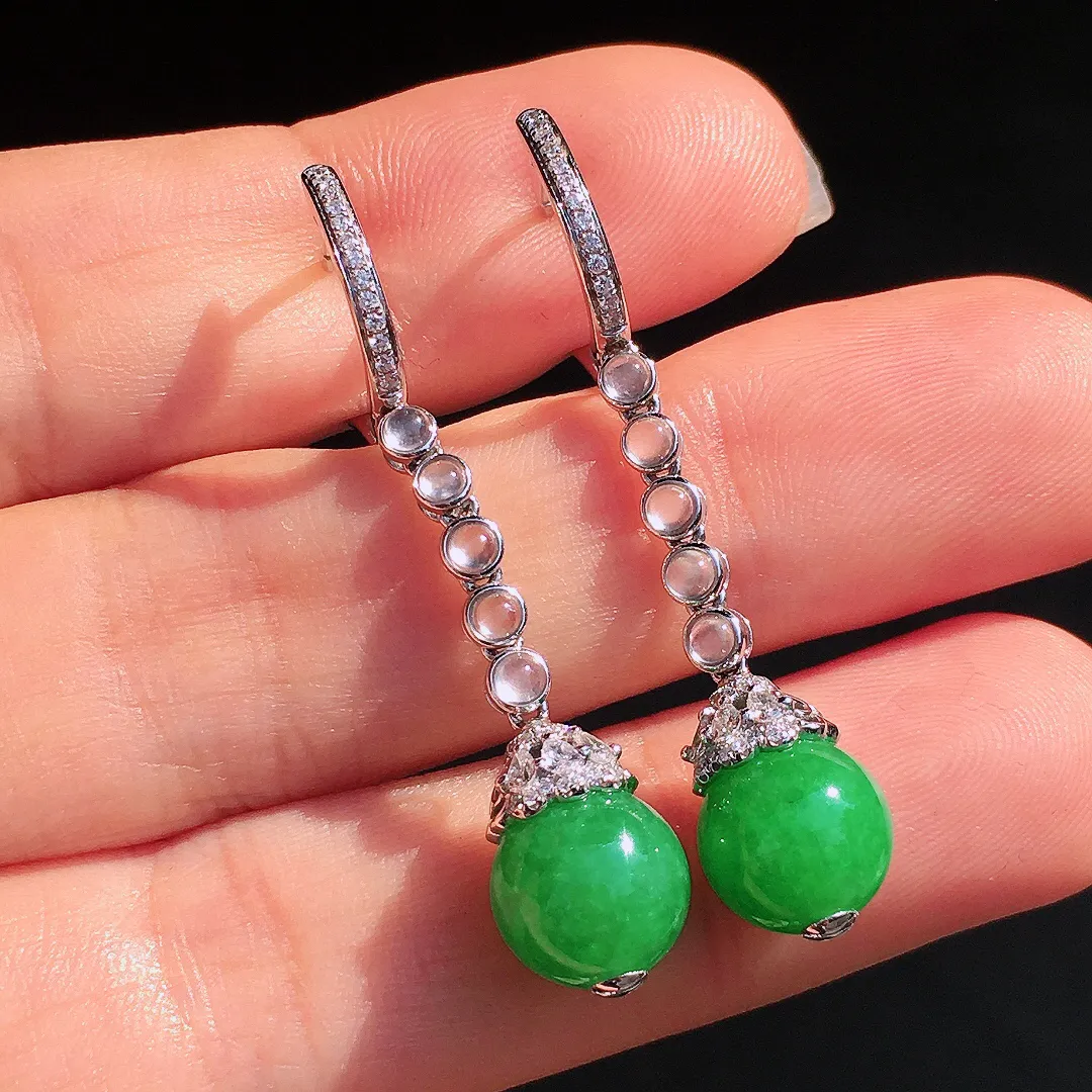 阳绿珠子耳坠，色泽均匀艳丽，玉质细腻，荧光感超
强，饱满圆润，尽显优雅气质，18k
金豪华镶嵌