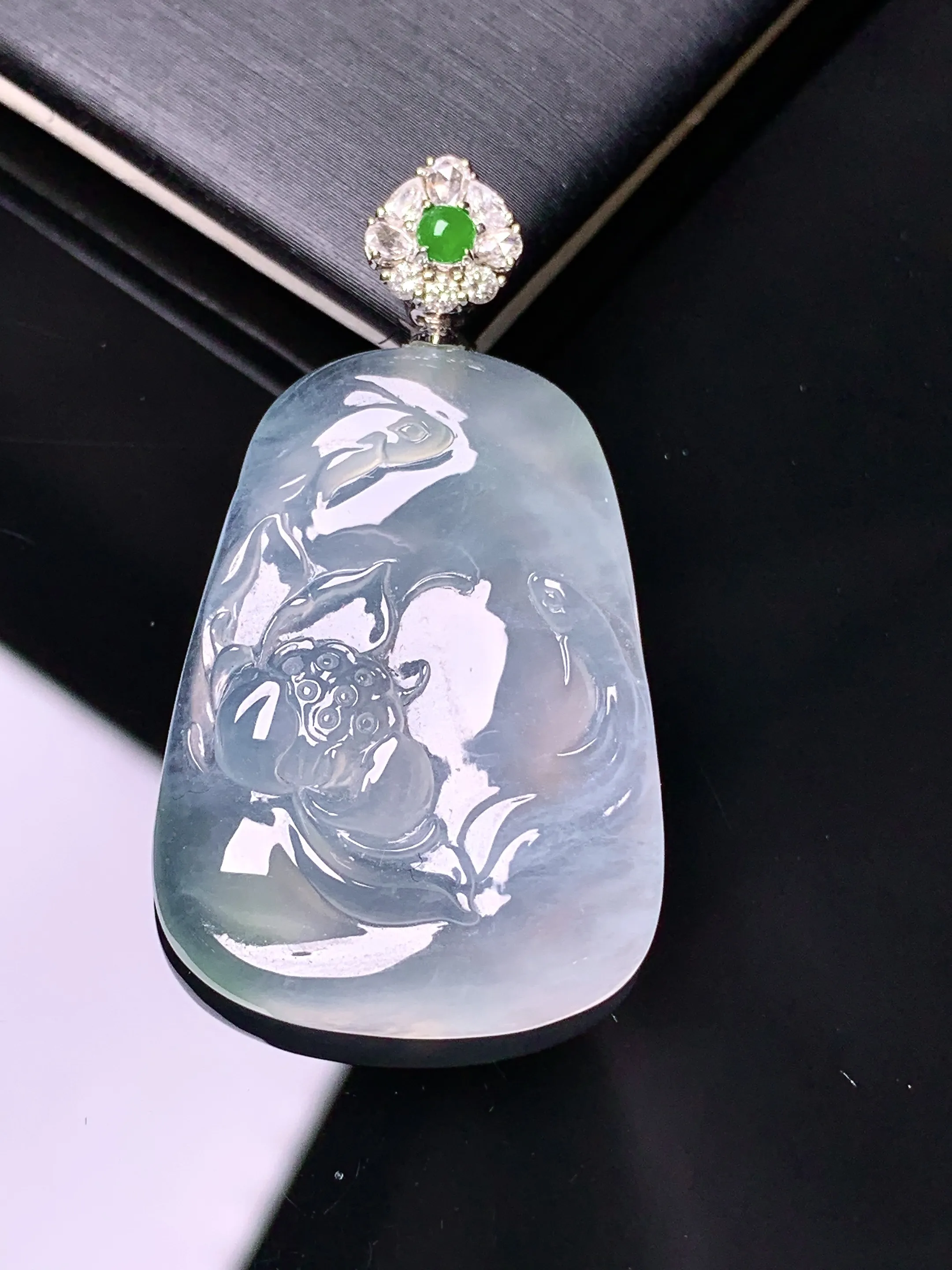 18k金钻镶嵌冰种荷叶鱼吊坠 玉质细腻 水润亮眼 色泽艳丽 整体尺寸41.5*23.3*5.5