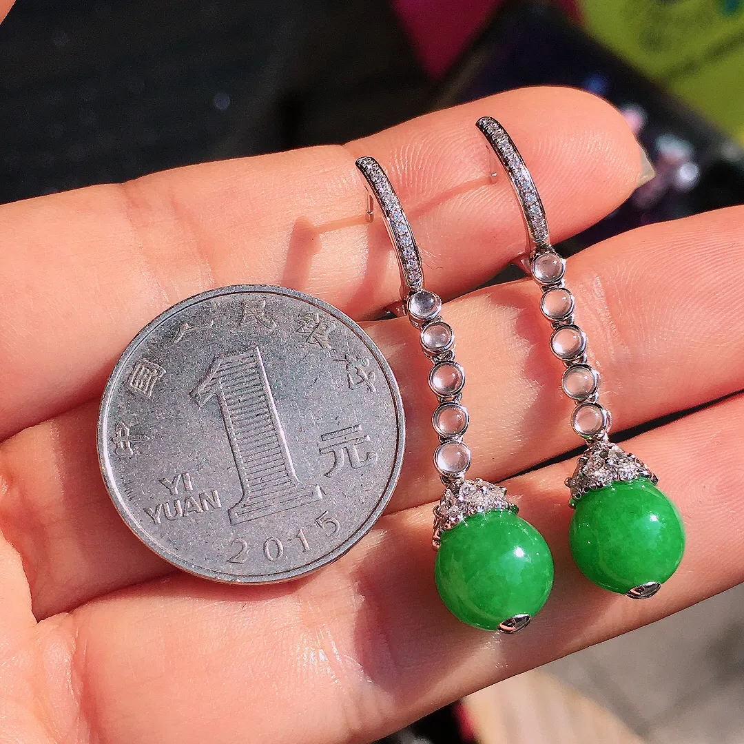 阳绿珠子耳坠，色泽均匀艳丽，玉质细腻，荧光感超
强，饱满圆润，尽显优雅气质，18k
金豪华镶嵌