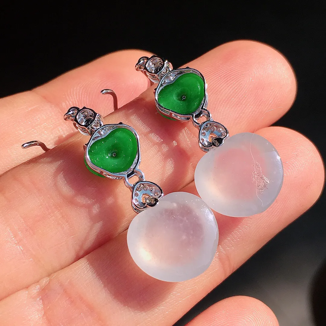 （冰+绿）二合一耳坠，色泽均匀艳丽，玉质细腻，荧光感超
强，饱满圆润，尽显优雅气质，18k
金豪华镶嵌
