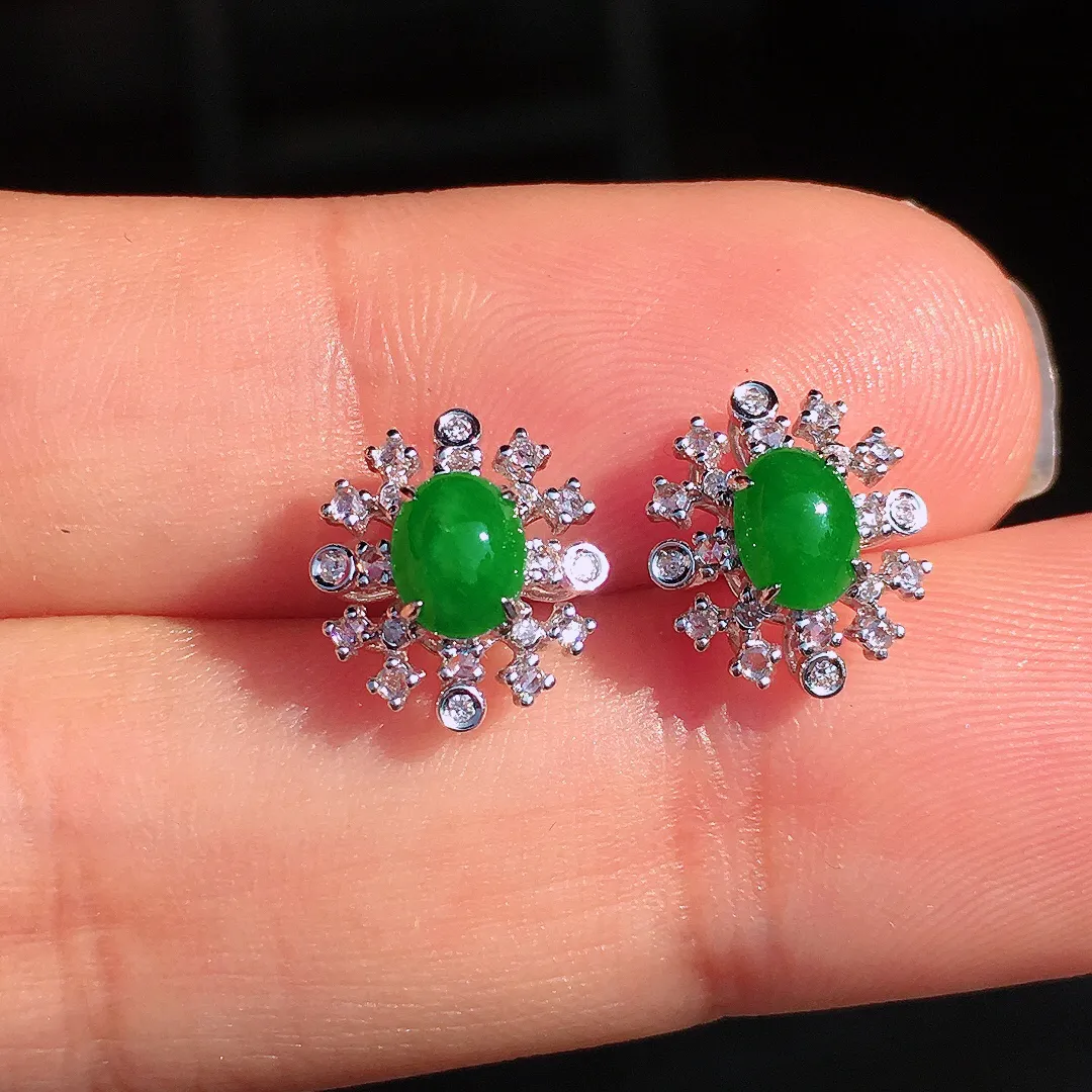 阳绿蛋面耳钉，色泽均匀艳丽，玉质细腻，荧光感超
强，饱满圆润，尽显优雅气质，18k
金豪华镶嵌