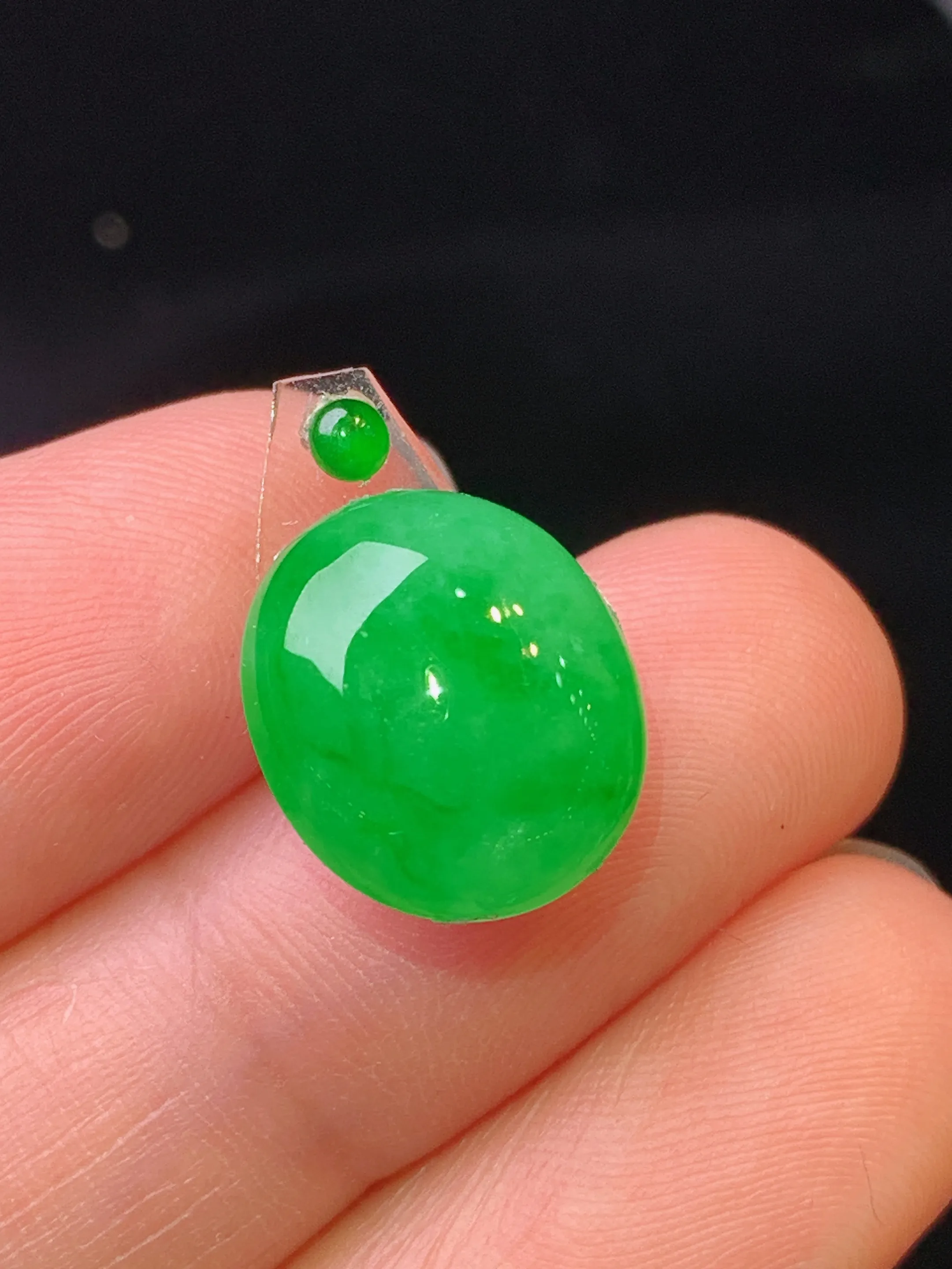 镶嵌款 满绿蛋面吊坠 玉质细腻 水润亮眼 色泽艳丽 整体尺寸13.2*11.6*5.5