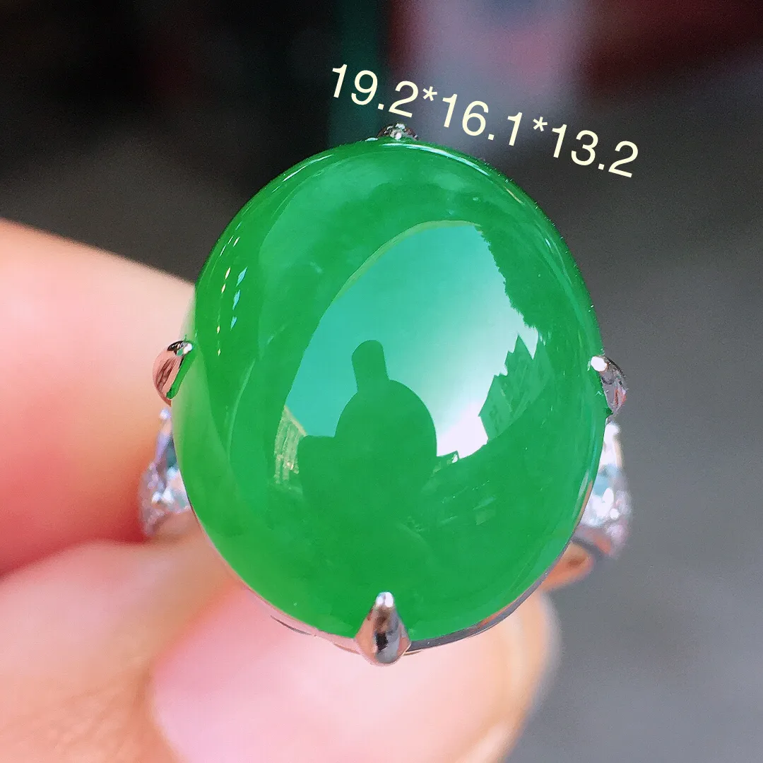 阳绿蛋面戒指，色泽均匀艳丽，玉质细腻，荧光感超
强，饱满圆润，尽显优雅气质，18k
金豪华镶嵌