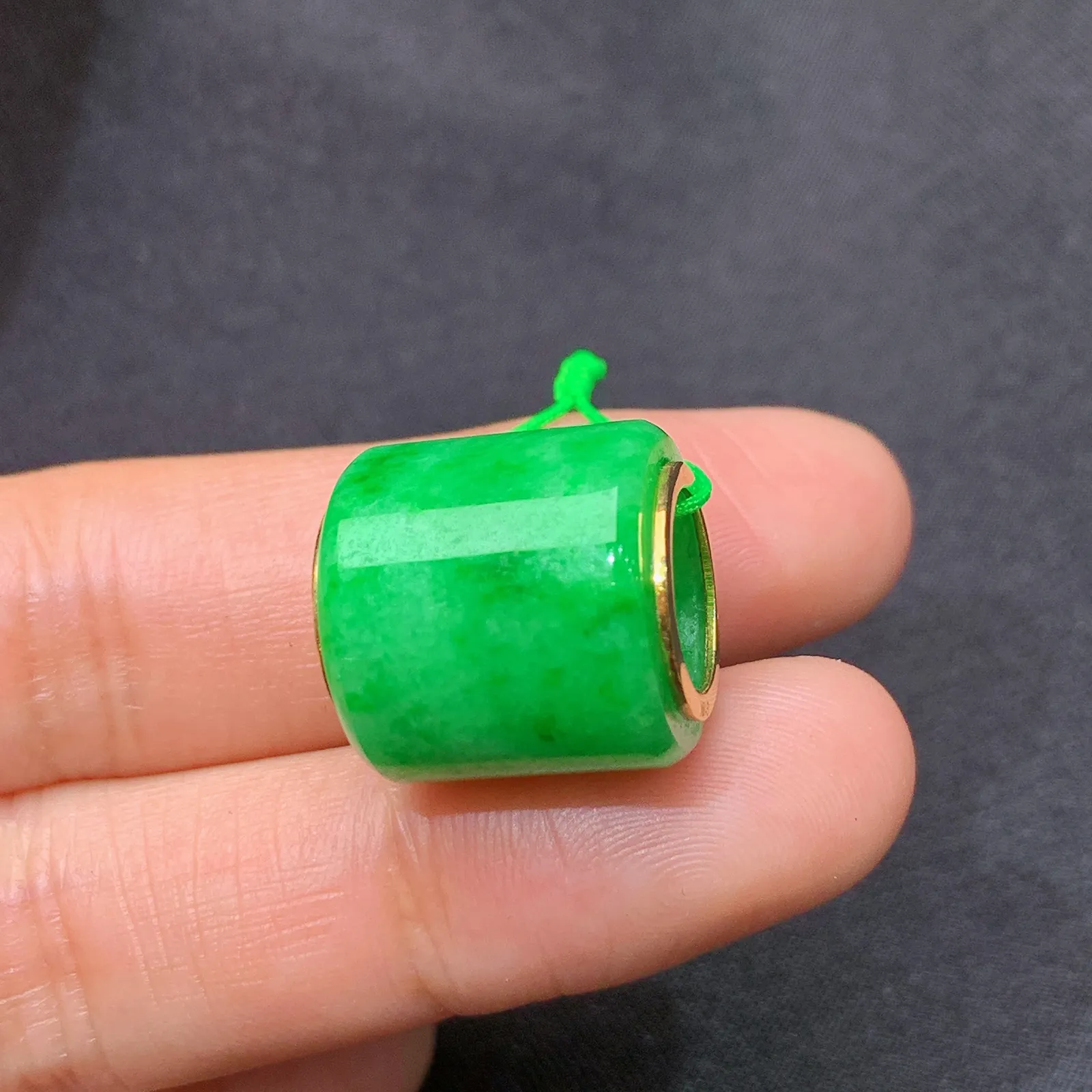 阳绿路路通吊坠，18k金镶嵌，冰润色阳，种老水足，Xu 尺寸16*15.3