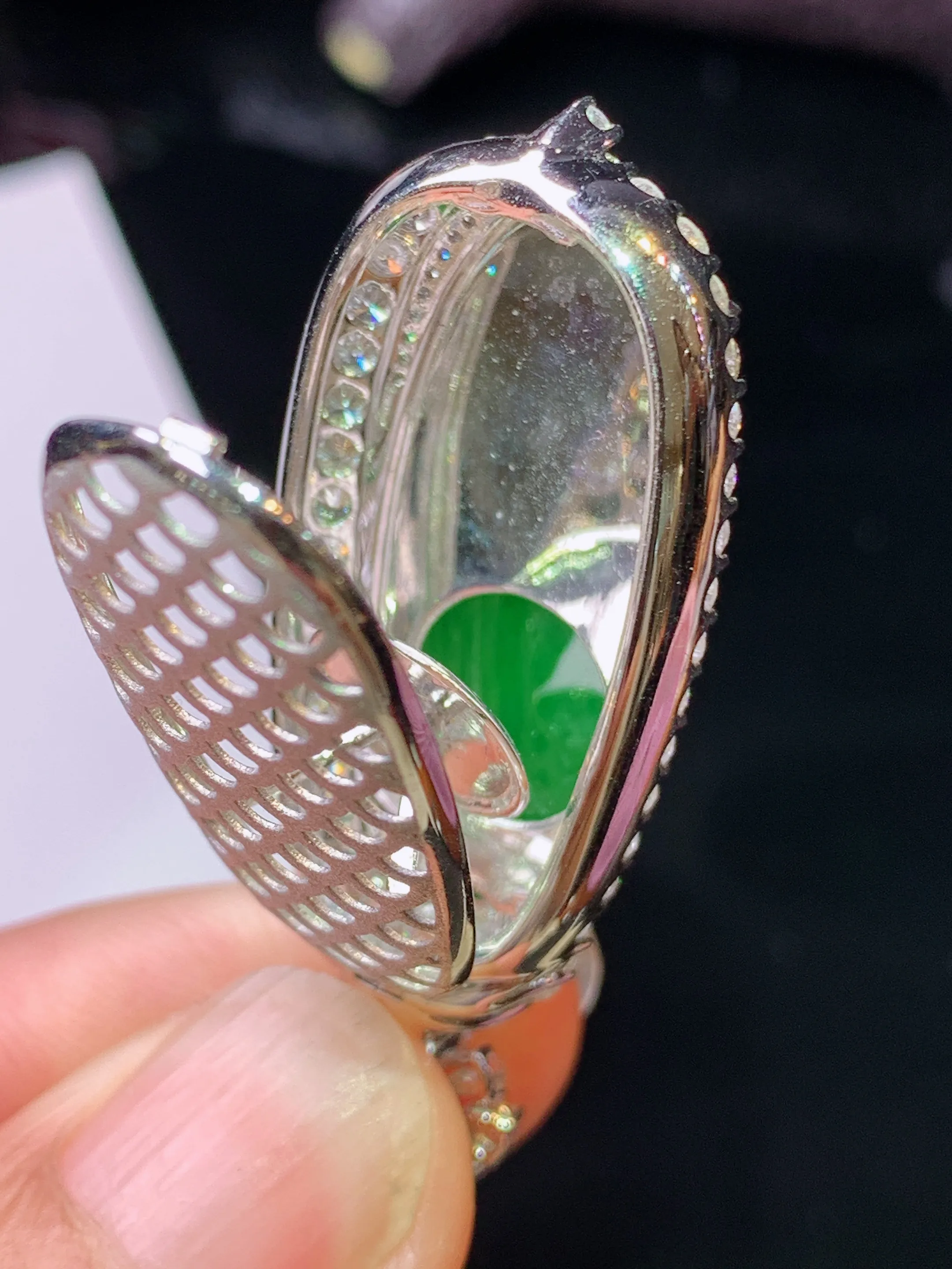 18k金钻镶嵌满绿福瓜吊坠 玉质细腻 水润亮眼 色泽艳丽 整体尺寸44.3*17.3*11.3