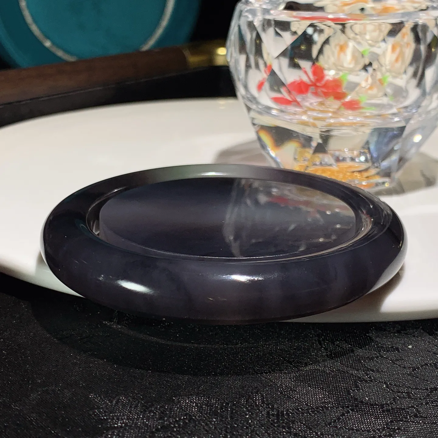 58圈口和田玉三色帝王紫翠青圆条手镯。58圈口条宽11厚11重137克。镯子心尺寸玉质细腻油润。手推出油。佩戴高端典雅。lt251208