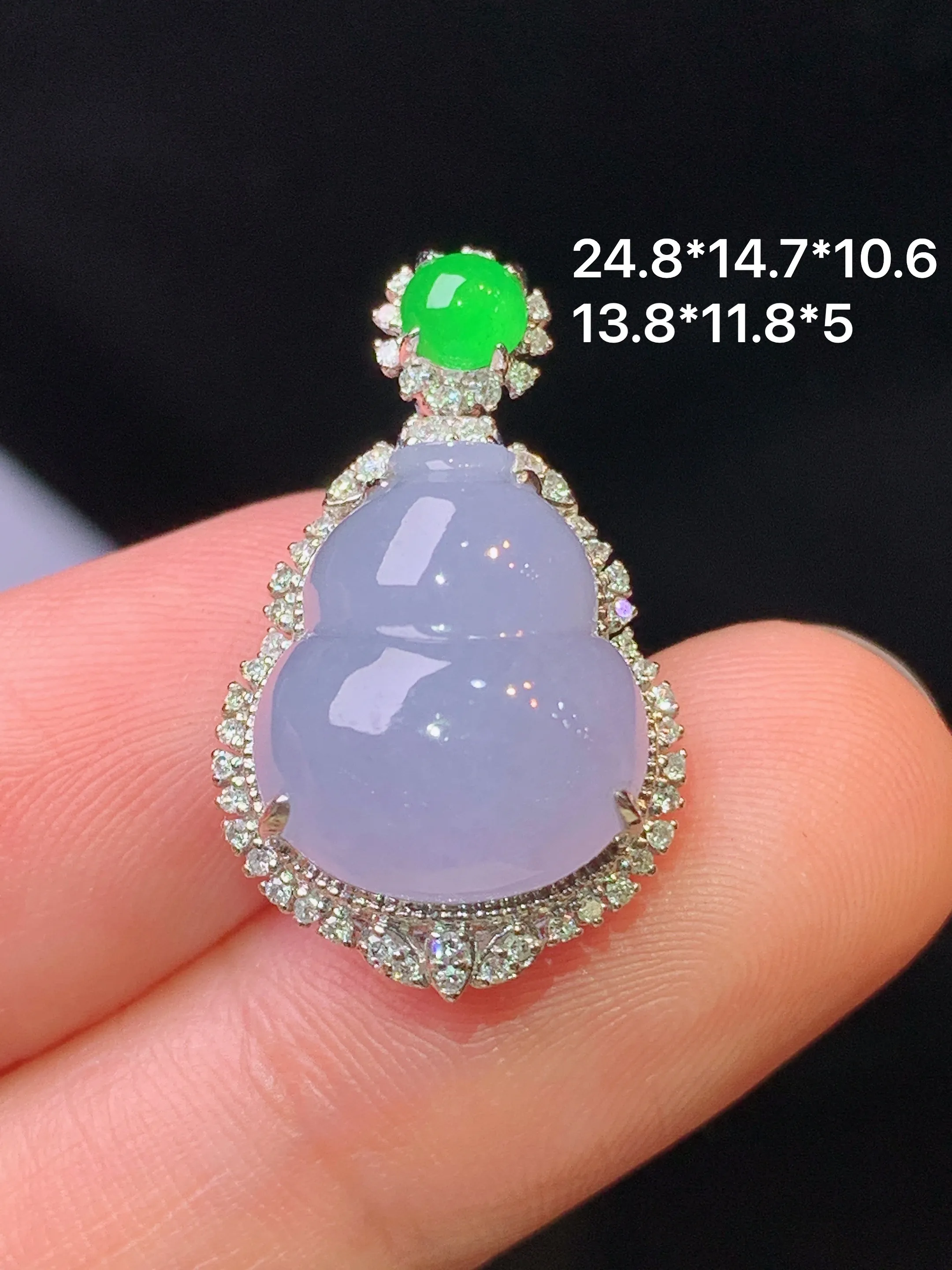 18k金钻镶嵌淡紫罗兰葫芦吊坠 玉质细腻 水润亮眼 色泽艳丽 整体尺寸24.8*14.7*10.6