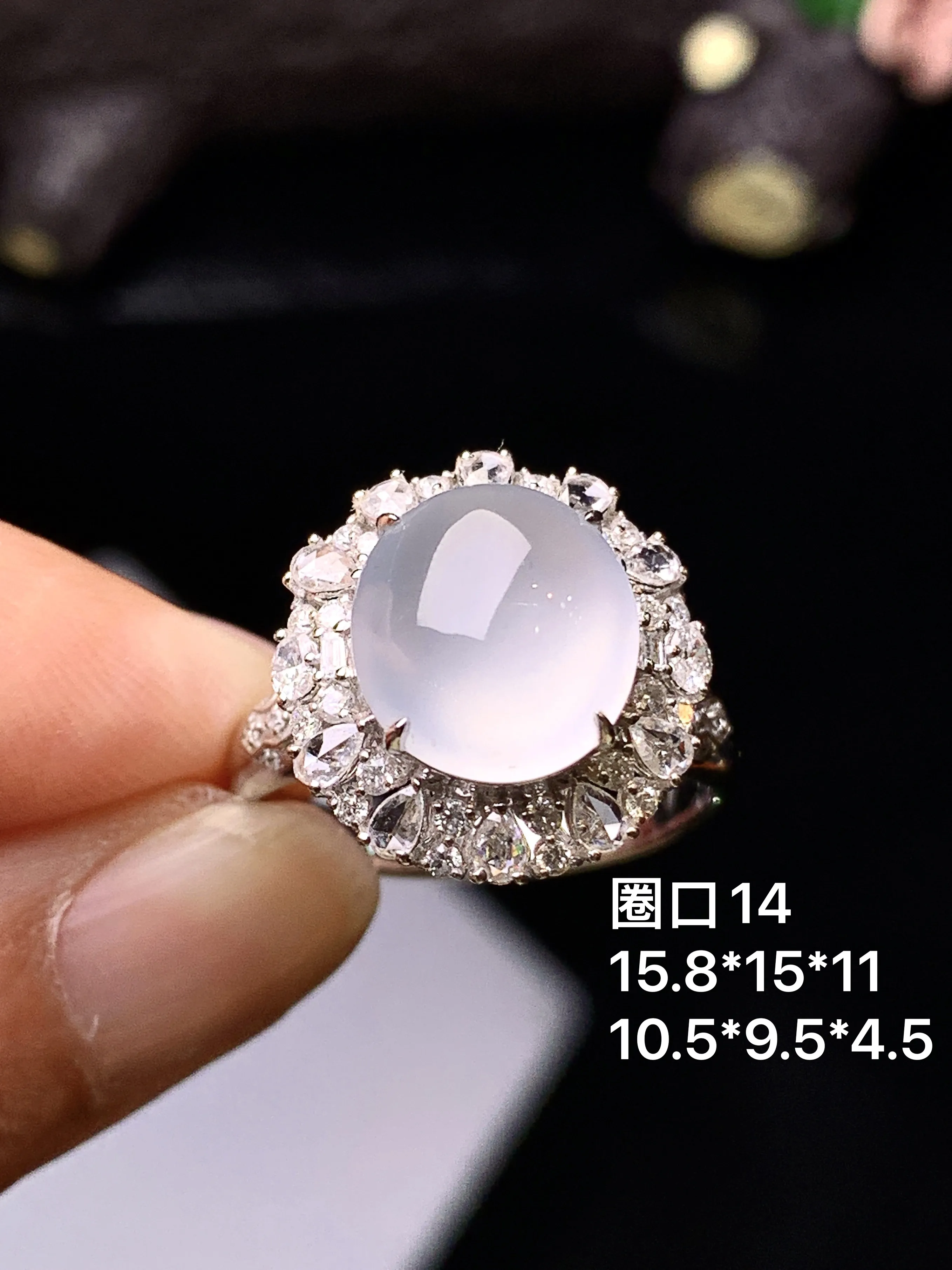 18k金钻镶嵌冰种蛋面戒指 玉质细腻 水润亮眼 色泽艳丽 圈口14 整体尺寸15.8*15*11