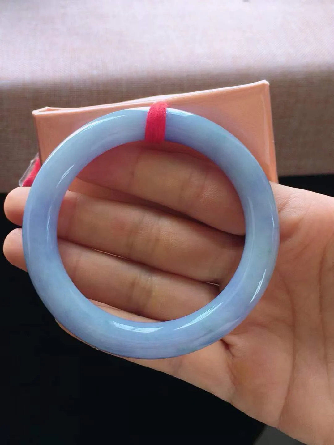 【翡翠名称】老种紫罗兰55.8圈口圆条翡翠手镯
【翡翠尺寸】55.8*10*9.7mm适合56-58正圈口佩戴
【翡翠描述】缅甸天然翡翠A货，种老水足，玉质细腻，色泽靓丽，性价比高，佩戴效果好！