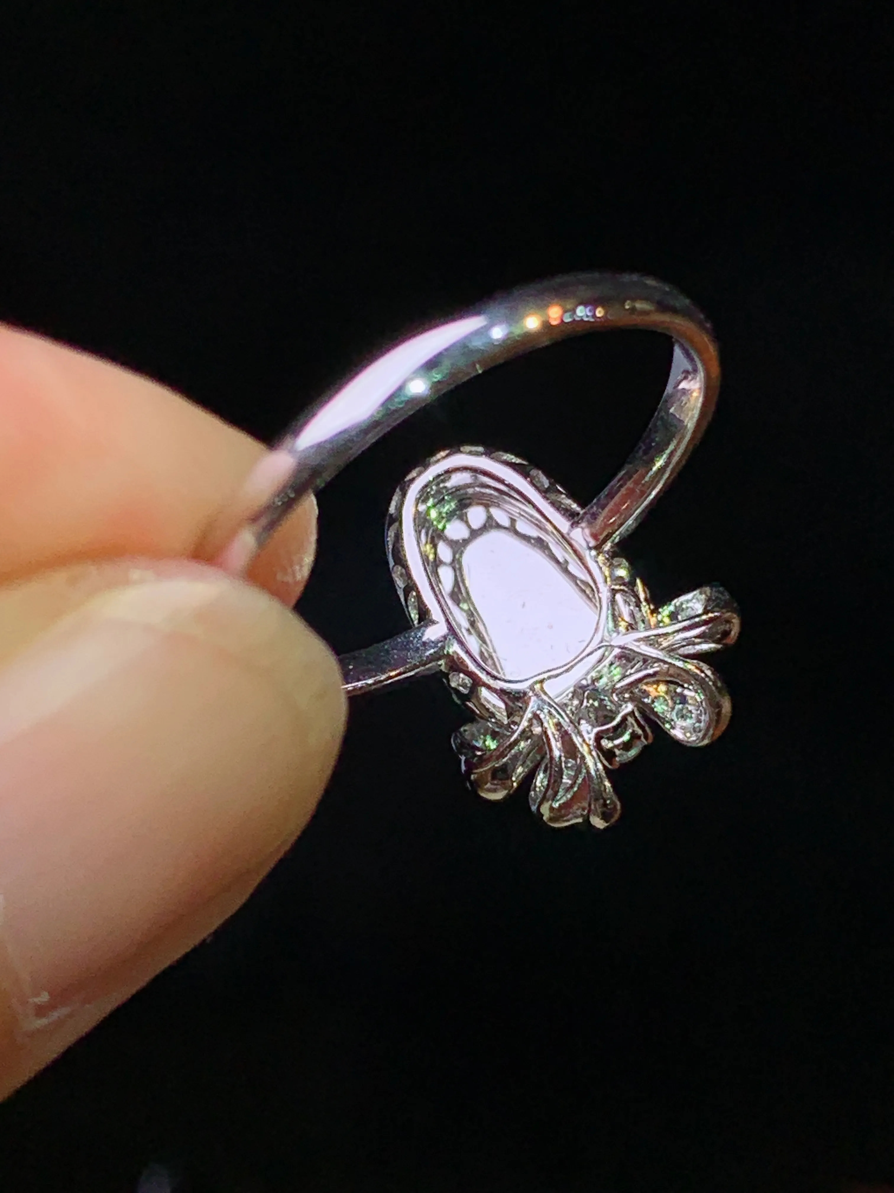 18k金钻镶嵌翠绿树叶戒指 玉质细腻 水润亮眼 色泽艳丽 圈口14 整体尺寸14.5*11*5.5