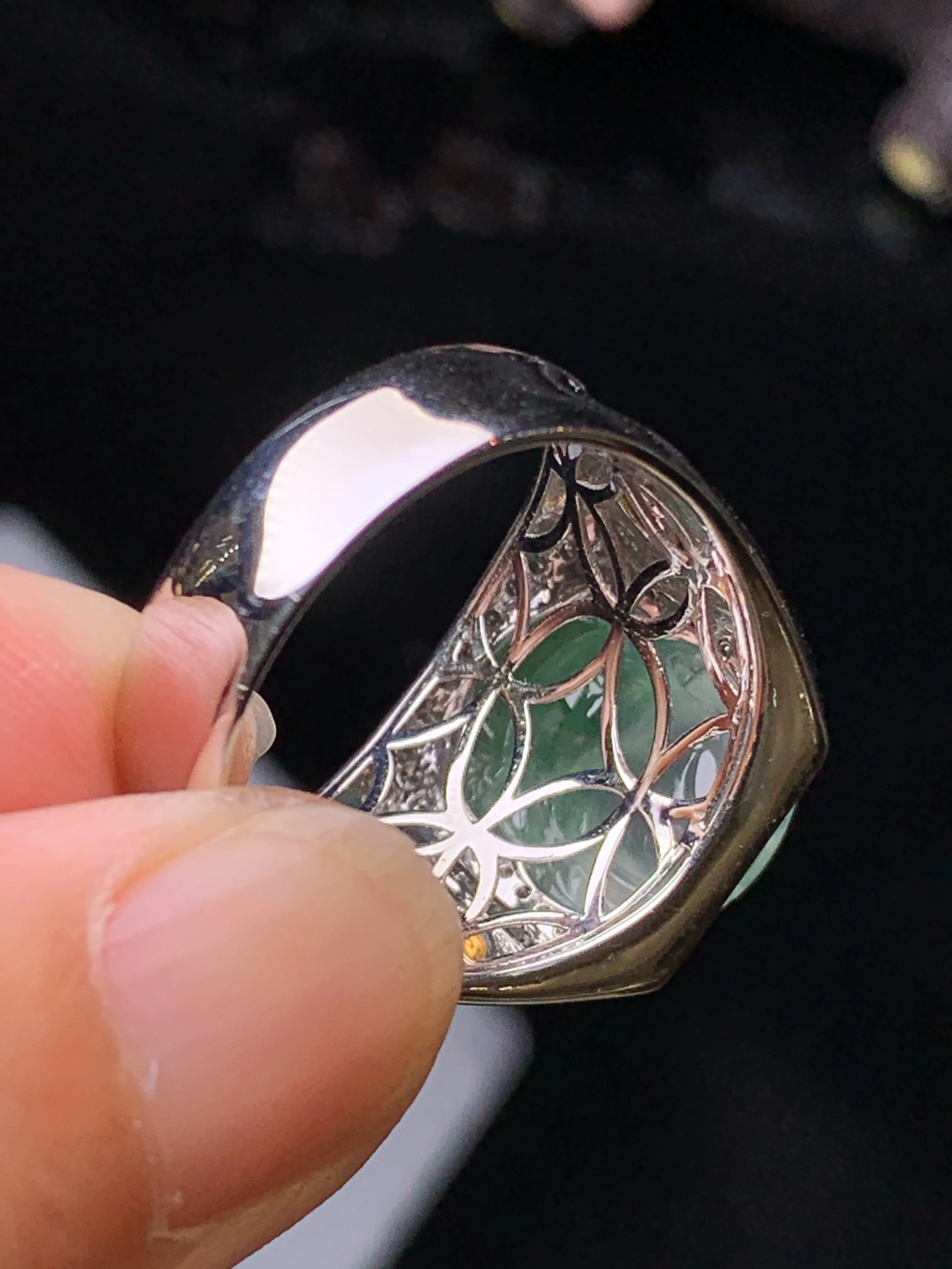 18k金钻镶嵌冰种飘绿貔貅戒指 玉质细腻 水润亮眼 色泽艳丽 圈口20 裸石尺寸13.6*11.2*5