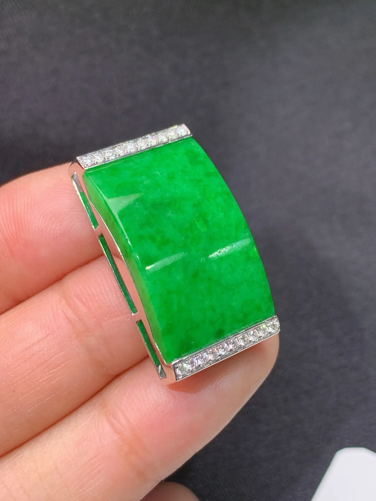 阳绿弯条吊坠手牌 18k金镶嵌，冰润色阳，种老水足，xu 尺寸28.5*15.2*8.1