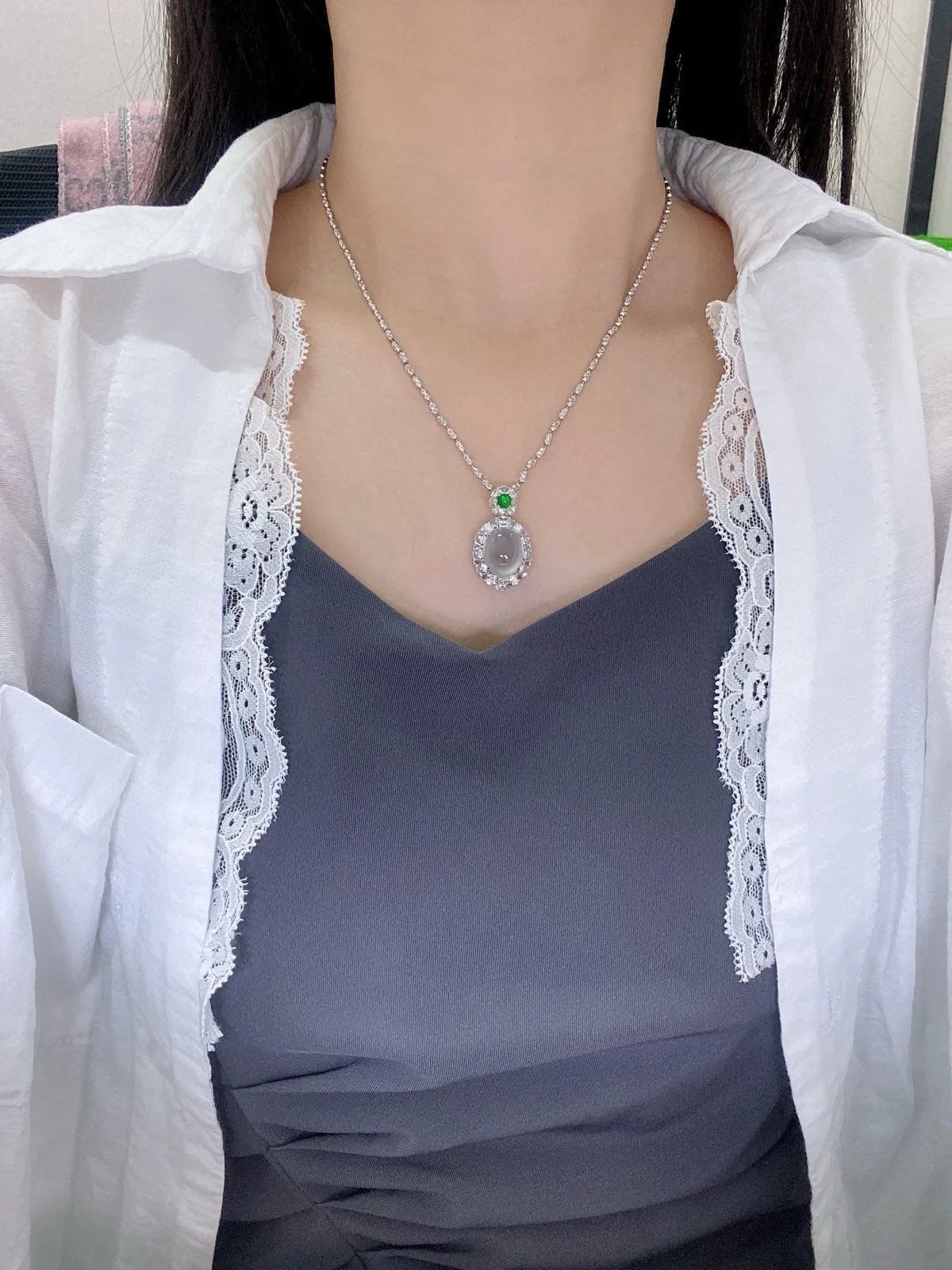 【冰种蛋面吊坠】种水很不错、细腻水润，形状很饱满，收藏品质，18K金钻镶嵌，裸石尺寸13.6*11.1*6毫米