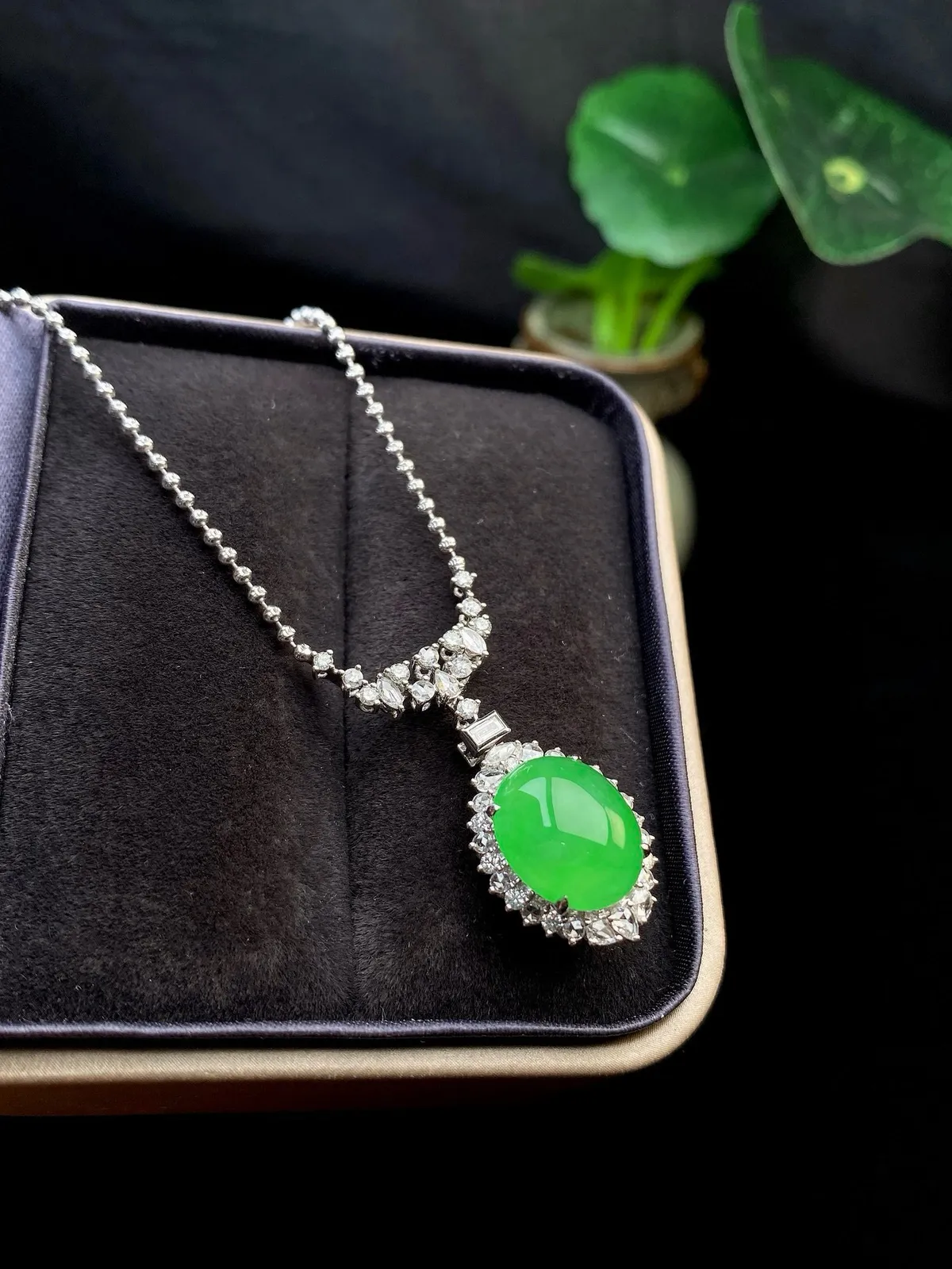 【冰种满绿蛋面吊坠】质地细腻，种水上乘，通透闪亮，晶莹剔透。18K金钻精美镶嵌，裸石尺寸11.8*1