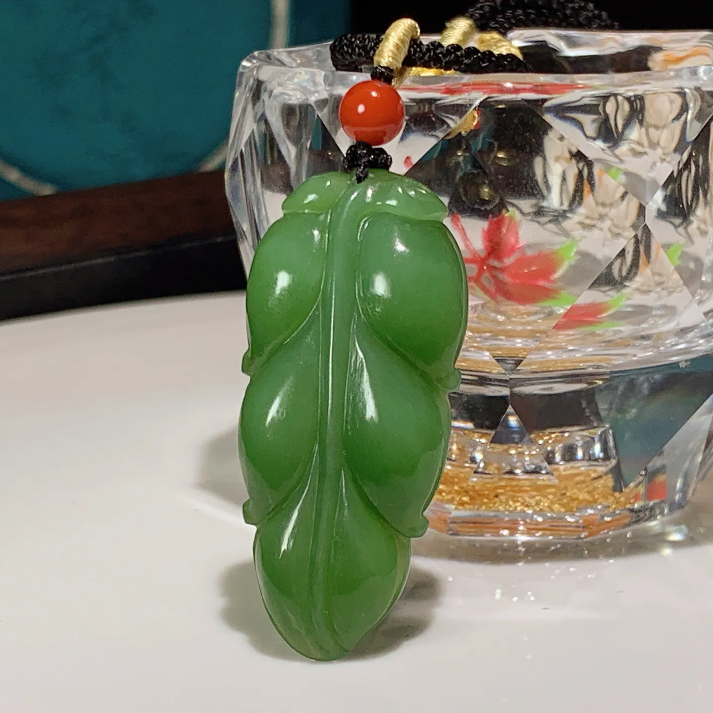 和田玉阳绿俄罗斯碧玉金枝玉叶树叶挂件。尺寸44/20/8重14.8克。玉质细腻油润。手推出油。佩戴高