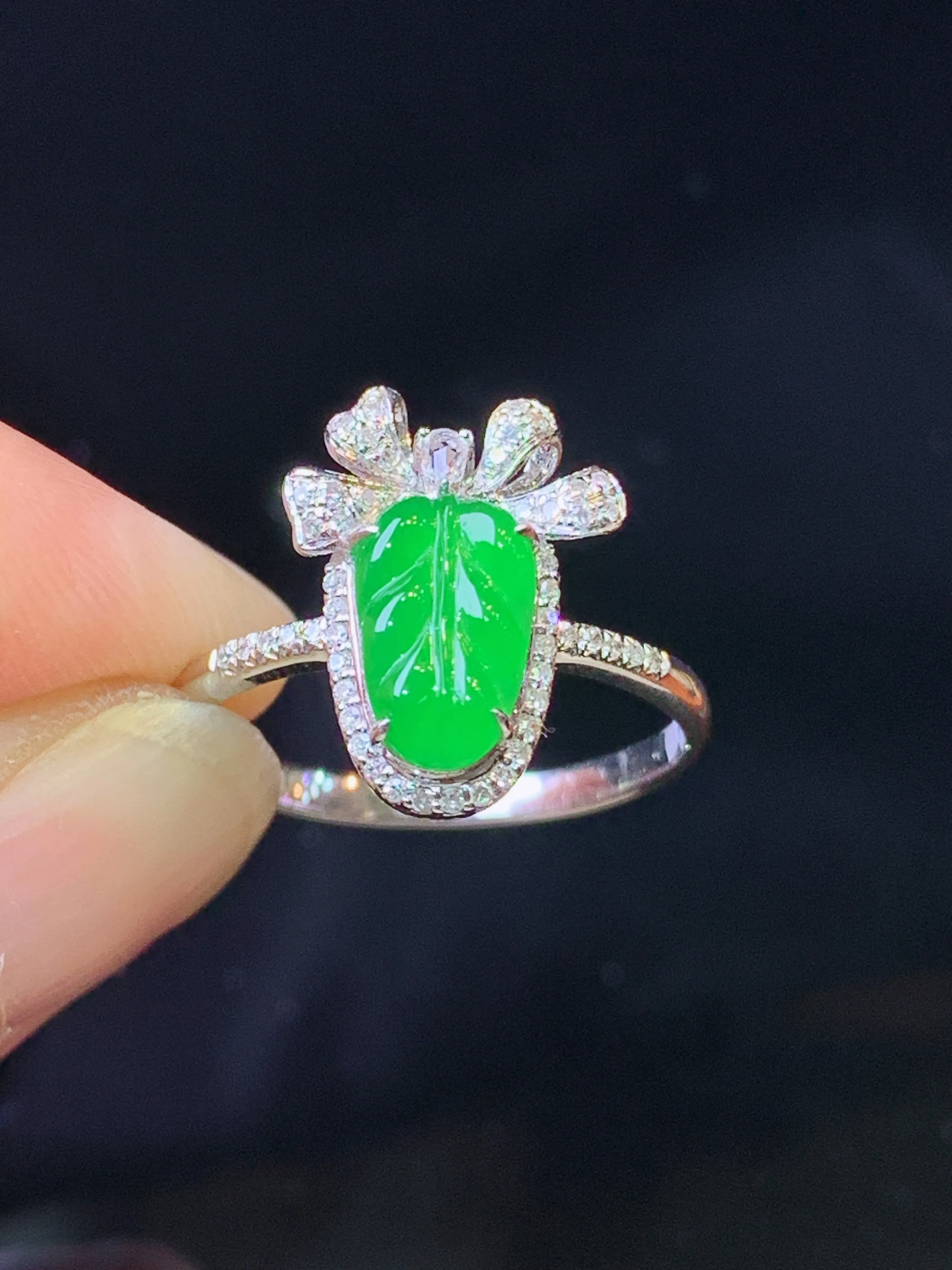 18k金钻镶嵌翠绿树叶戒指 玉质细腻 水润亮眼 色泽艳丽 圈口14 整体尺寸14.5*11*5.5