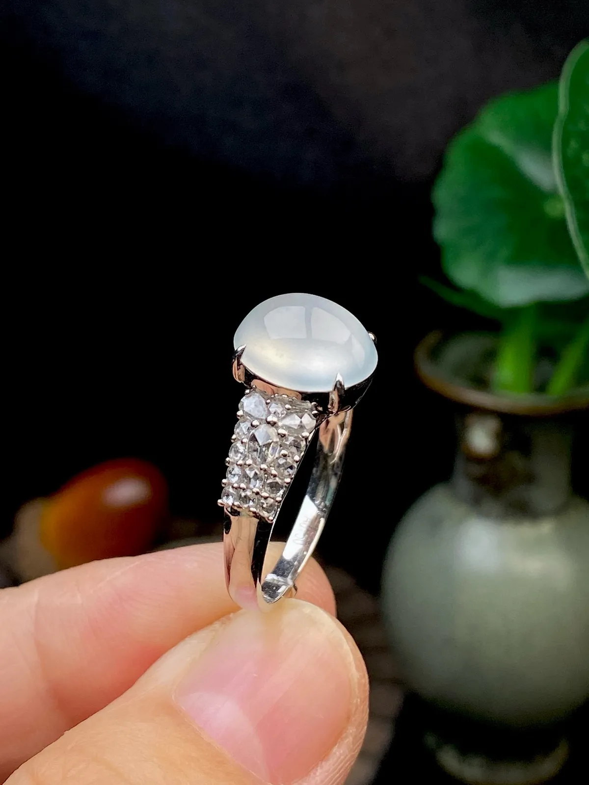 【冰种蛋面戒指】种水很不错、细腻水润，形状很饱满，收藏品质，18K金钻镶嵌，裸石尺寸10.5*8.8*5.3毫米