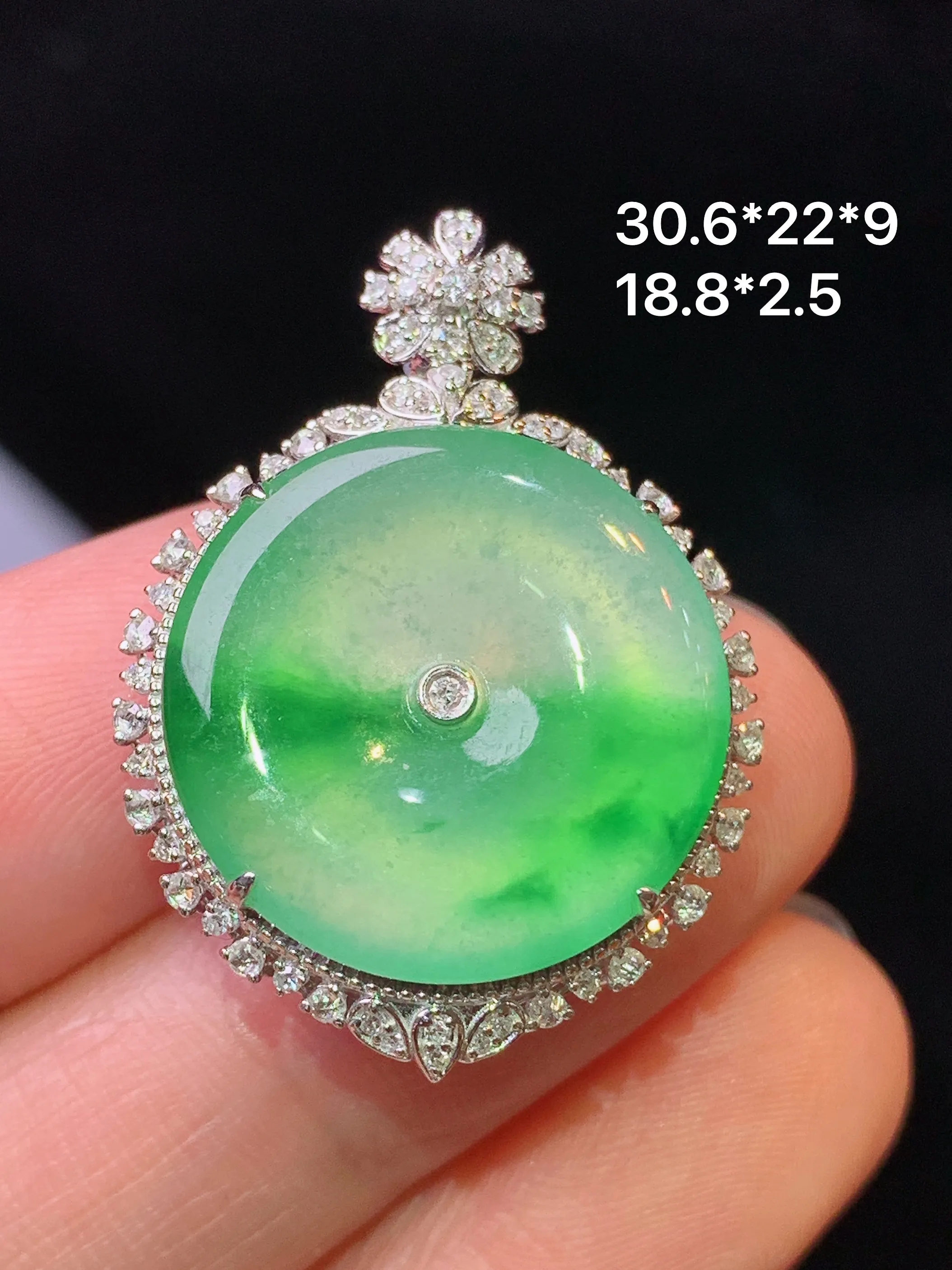 18k金钻镶嵌飘绿平安扣吊坠 玉质细腻 水润亮眼 色泽艳丽 整体尺寸30.6*22*9