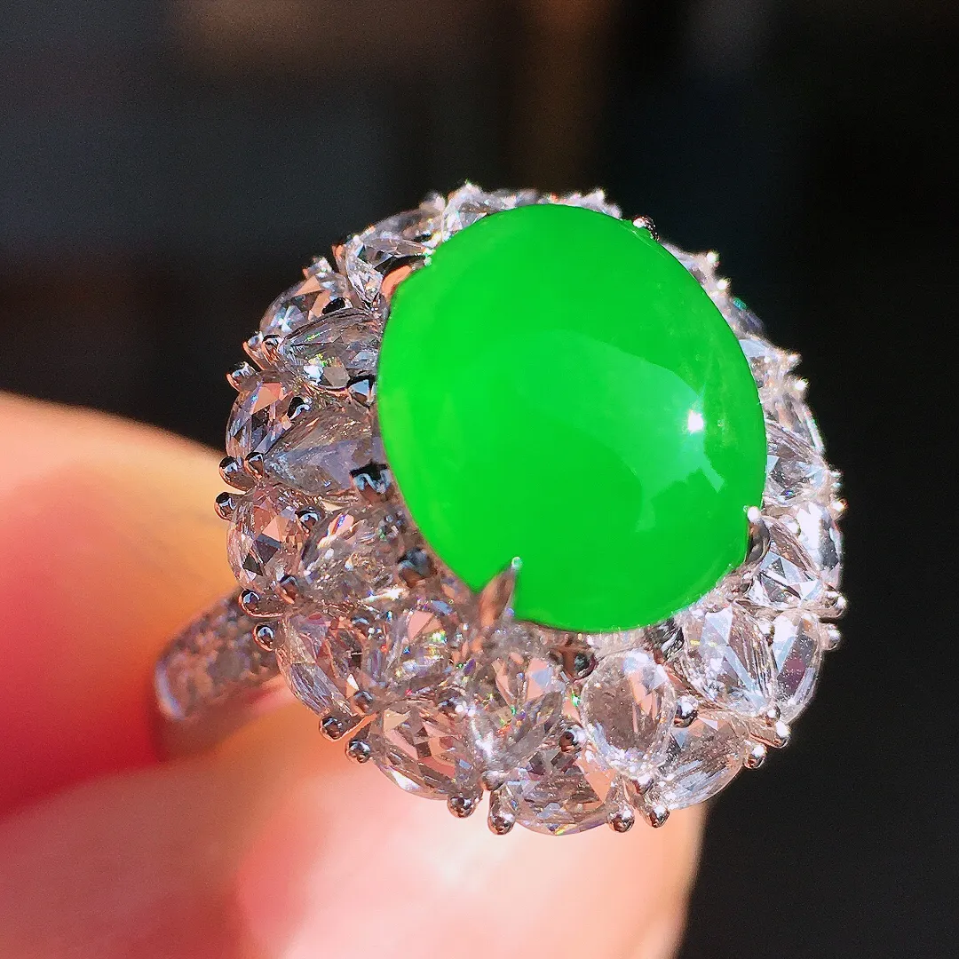 阳绿蛋面戒指，色泽均匀艳丽，玉质细腻，荧光感超
强，饱满圆润，尽显优雅气质，18k
金豪华镶嵌