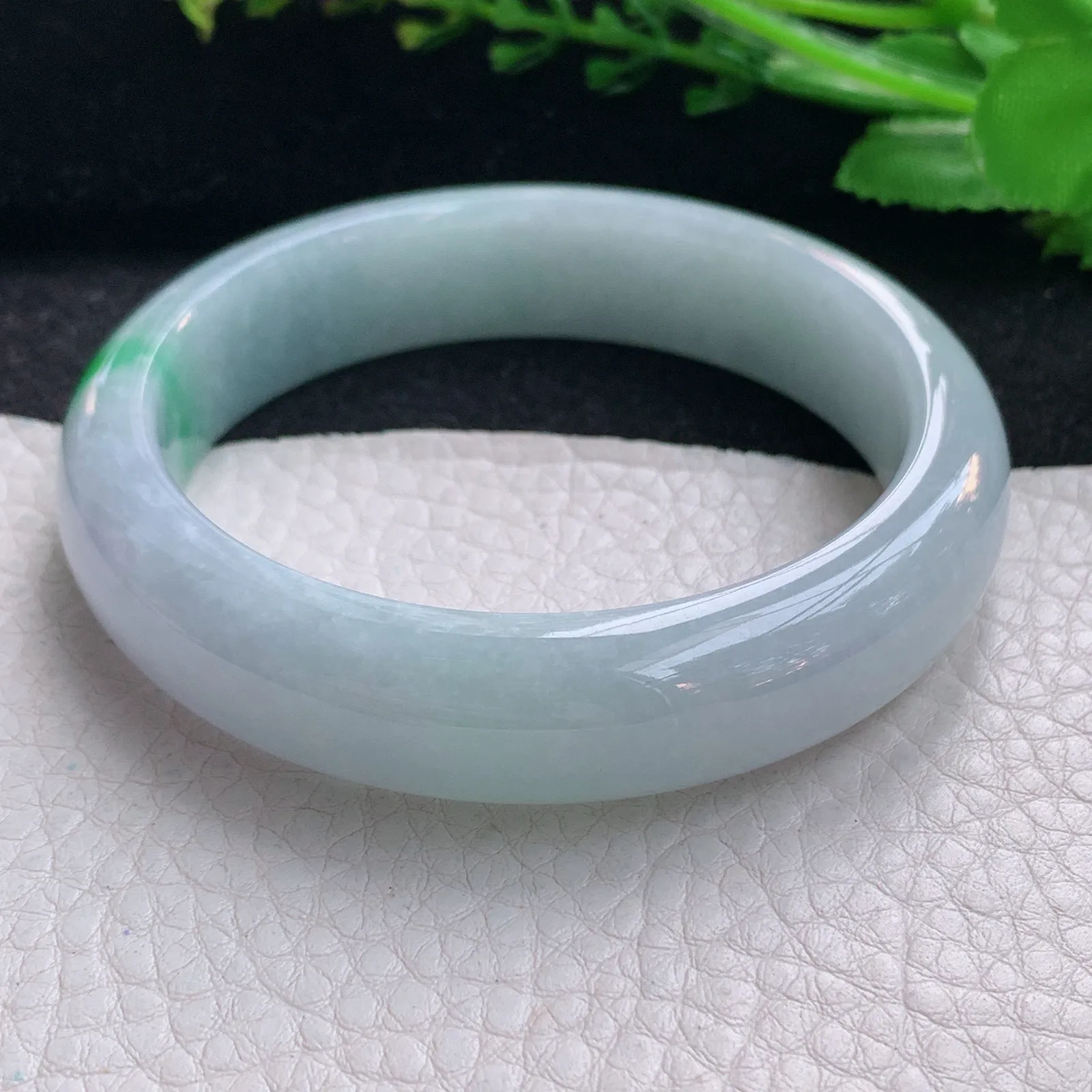 js自然光57.5*14.2*8平安镯 天然缅甸翡翠飘绿清新宽边玉手镯 珠宝玉手环