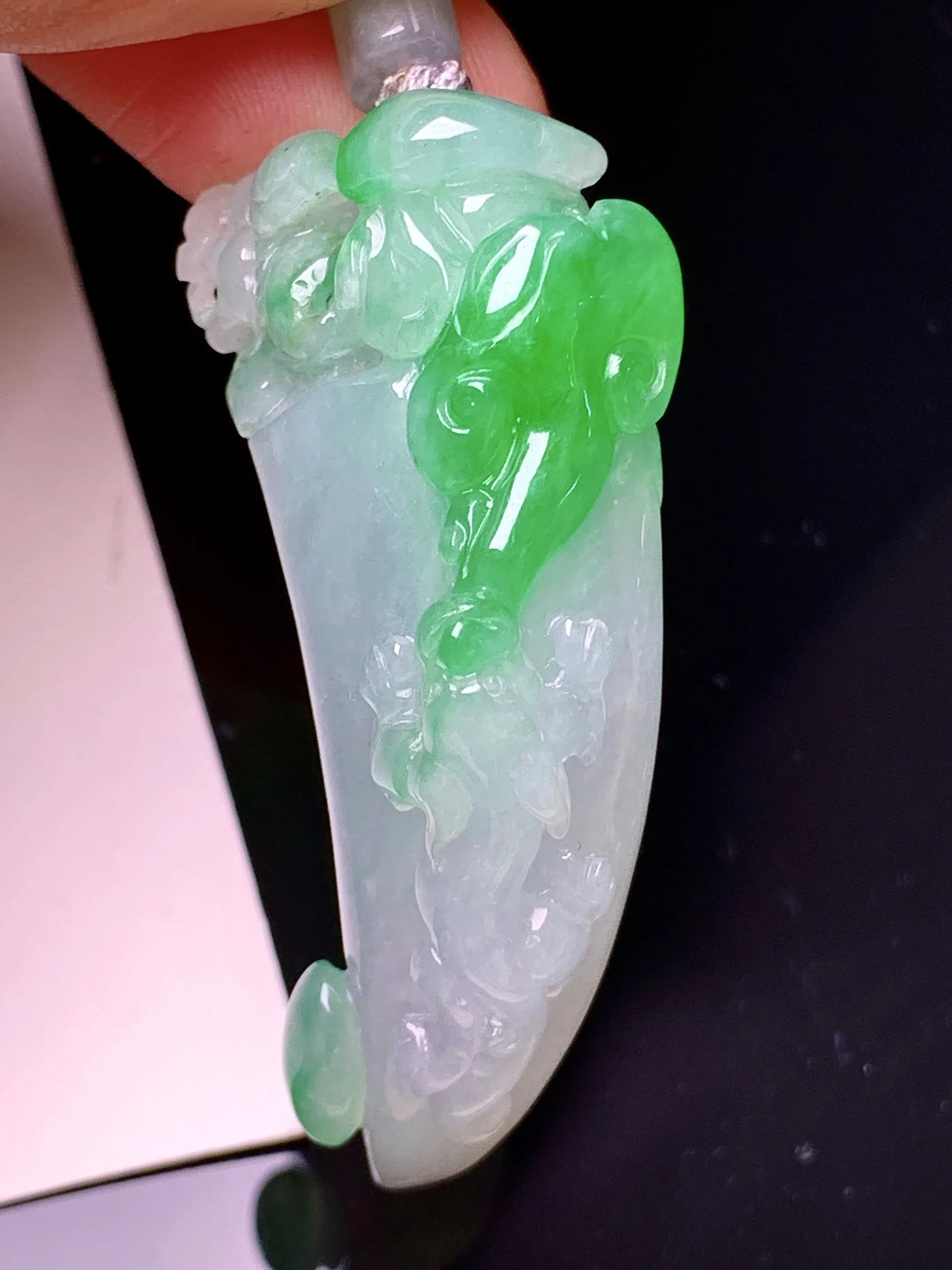 飘绿貔貅月牙吊坠 玉质细腻 水润亮眼 色泽艳丽 整体尺寸47.8*23.3*12.3