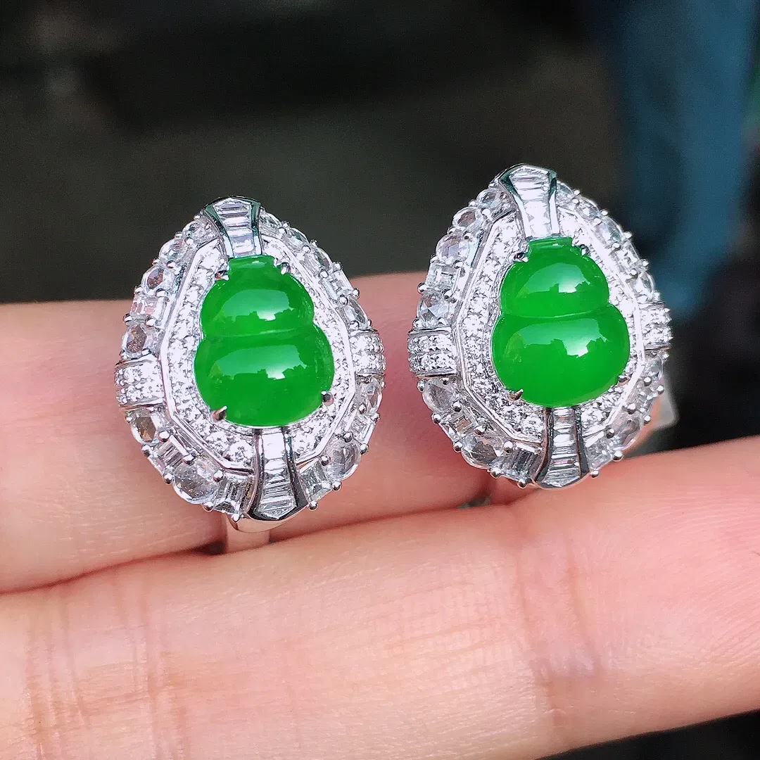 阳绿葫芦耳钉，色泽均匀艳丽，玉质细腻，荧光感超
强，饱满圆润，尽显优雅气质，18k
金豪华镶嵌