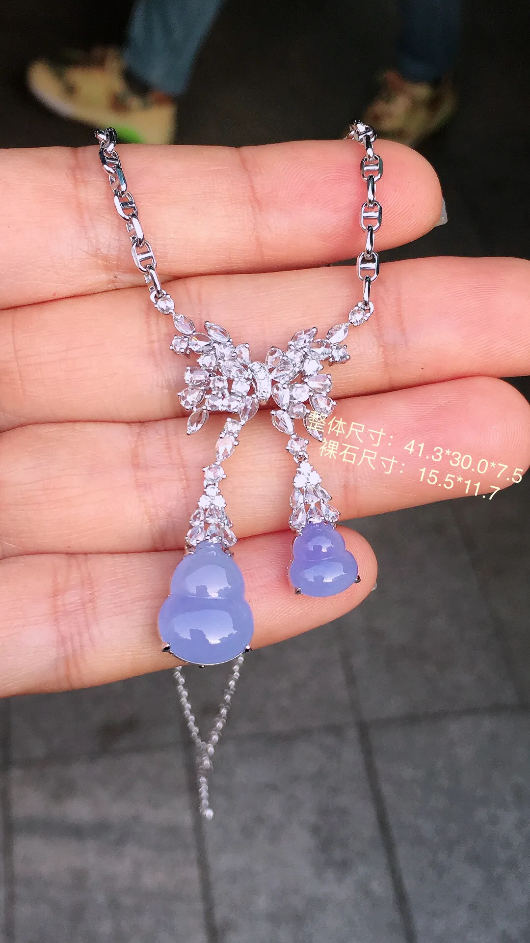 紫罗兰葫芦项链，色泽均匀艳丽，玉质细腻，荧光感超
强，饱满圆润，尽显优雅气质，18k
金豪华镶嵌