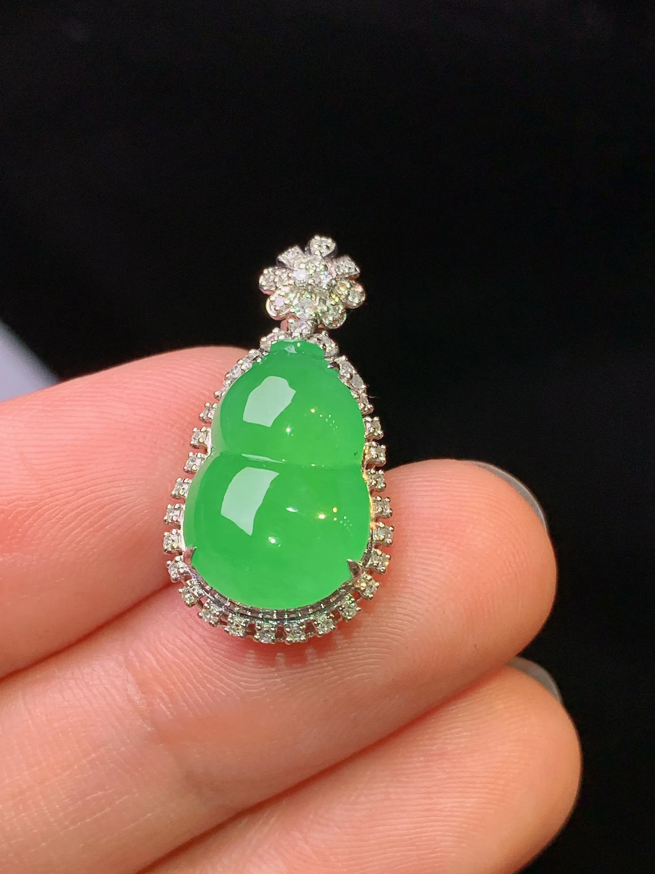 18k金钻镶嵌满绿葫芦吊坠 玉质细腻 水润亮眼 色泽艳丽 整体尺寸24.5*12.5*8.5