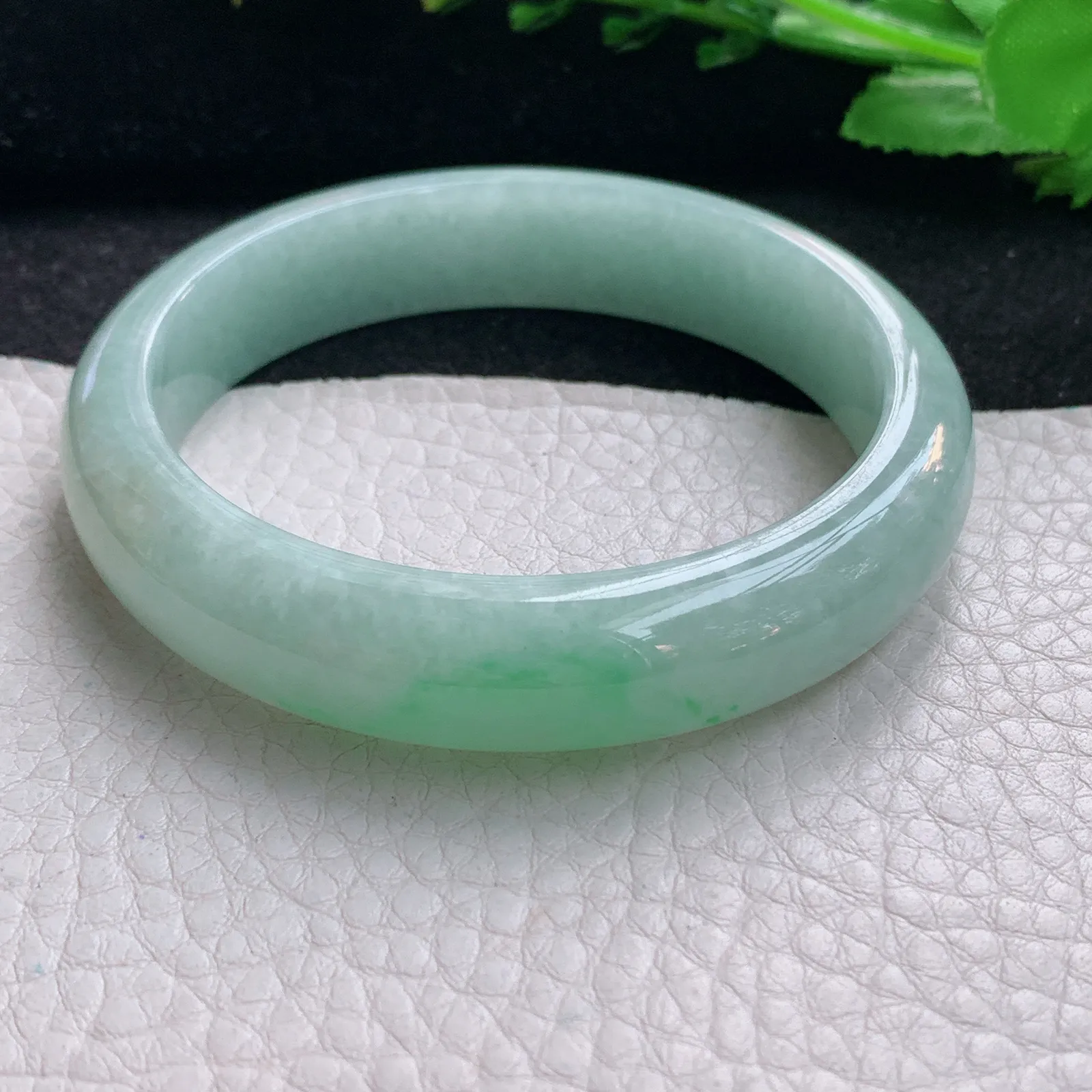 js自然光57*13.2*7.8平安镯 天然缅甸翡翠胶感清新飘绿宽边玉手镯 珠宝玉手环