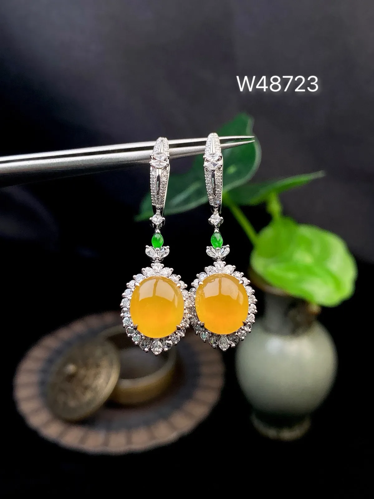 【冰种黄翡蛋面耳坠】质地细腻，种水上乘，纯净通透，收藏品质，18k金钻豪华镶嵌，裸石尺寸9.7*8.