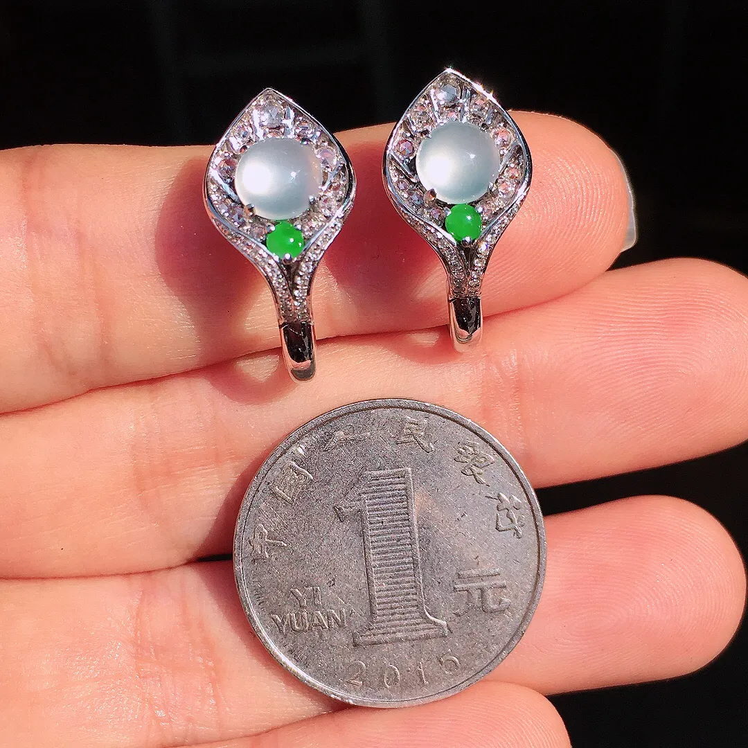 冰种蛋面耳钉，玉质细腻，荧光感超
强，饱满圆润，尽显优雅气质，18k
金豪华镶嵌