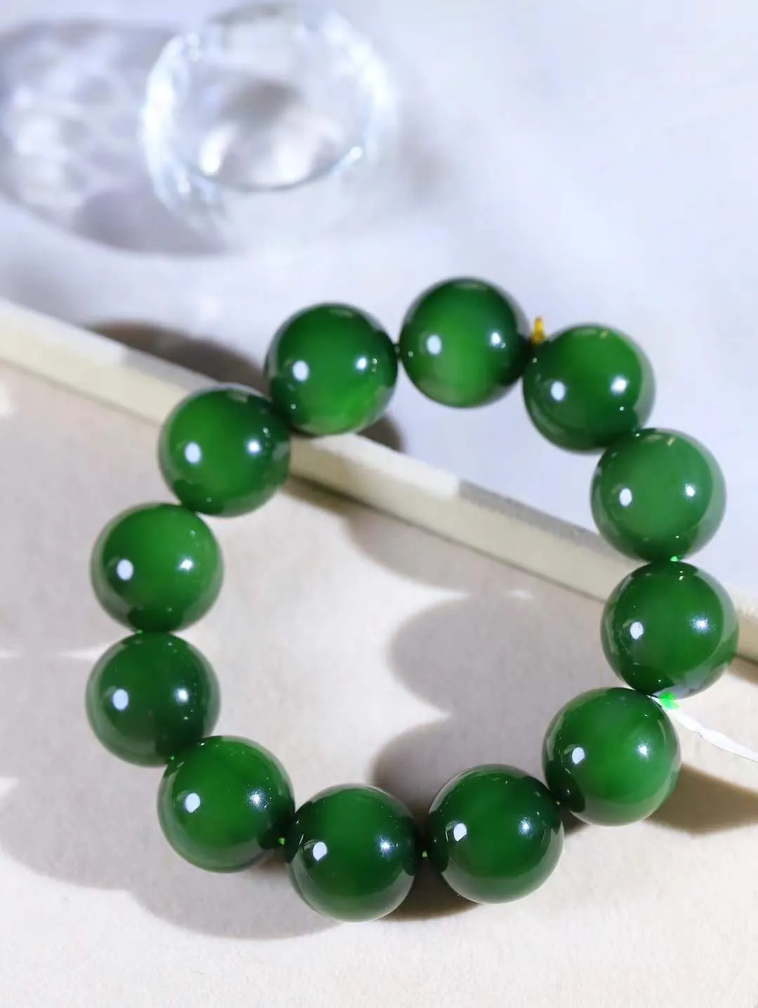 【珠圆玉润.手串】

收藏级臻品️和田玉碧玉珠圆玉润手串 玉质温润细腻  整串打磨圆润，佩戴舒适。珠珠落玉盘，间关莺语花底滑，一生美好时光，无论身在何处，都有它相伴相守。事事顺遂，幸福美满，吉祥如意。重129.2克 尺寸取一18.9mm  FD L-79120868