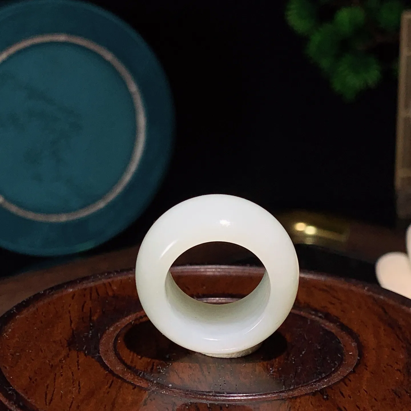 和田玉白玉戒指。白玉指环。内径18尺寸14/6重12克。白度一级。玉质细腻油润。手推出油。佩戴高端典雅。lt251208