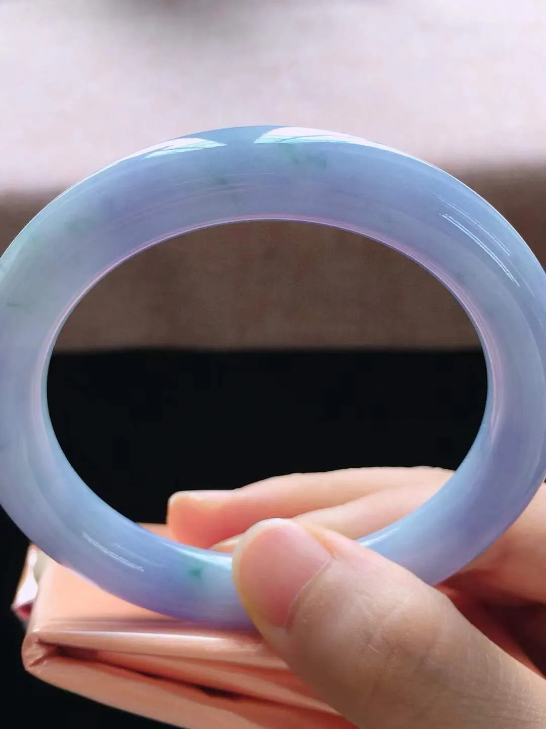 【翡翠名称】老种紫罗兰55.8圈口圆条翡翠手镯
【翡翠尺寸】55.8*10*9.7mm适合56-58