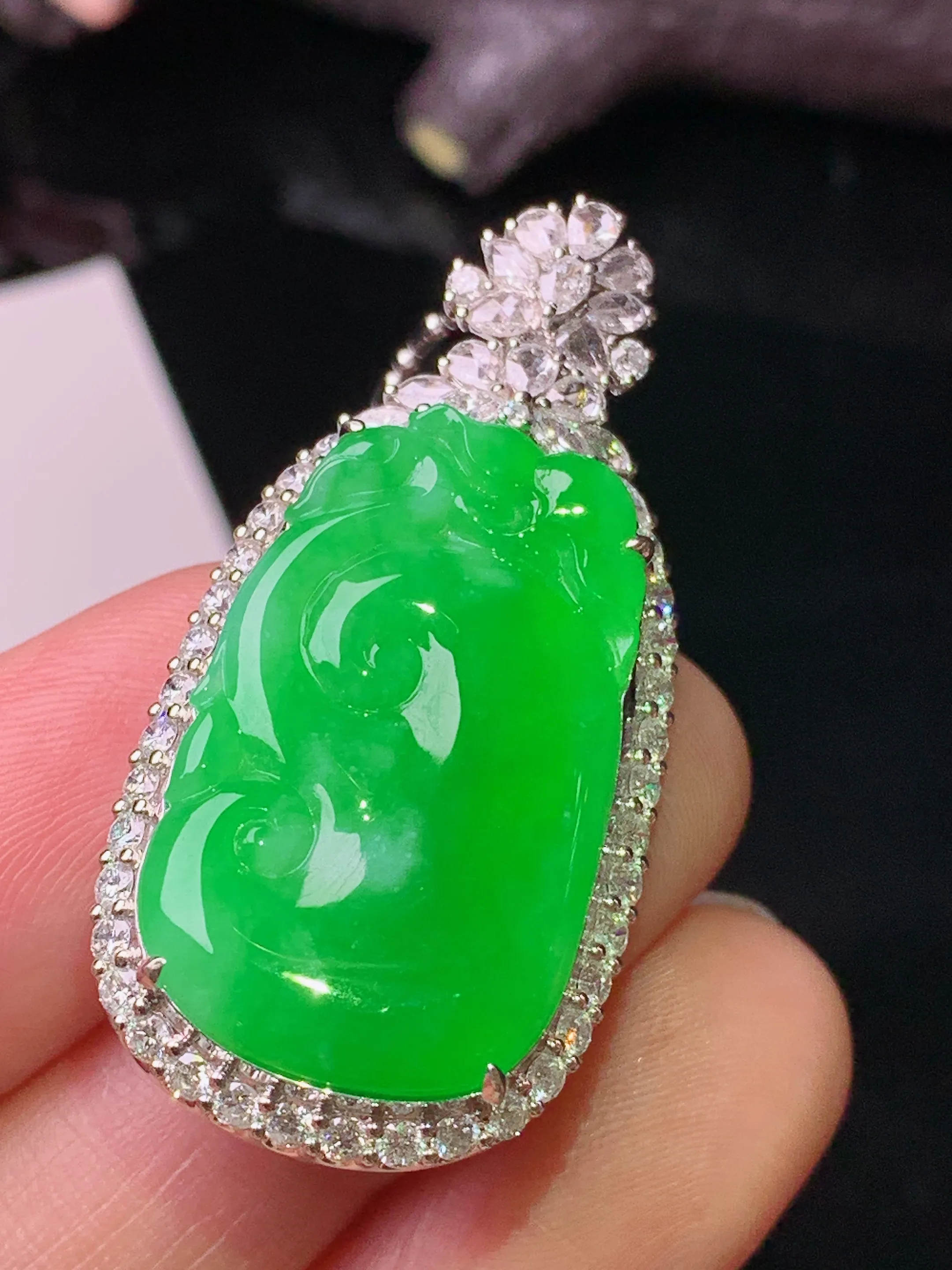 18k金钻镶嵌满绿如意吊坠 玉质细腻 水润亮眼 色泽艳丽 整体尺寸39.7*19.7*10