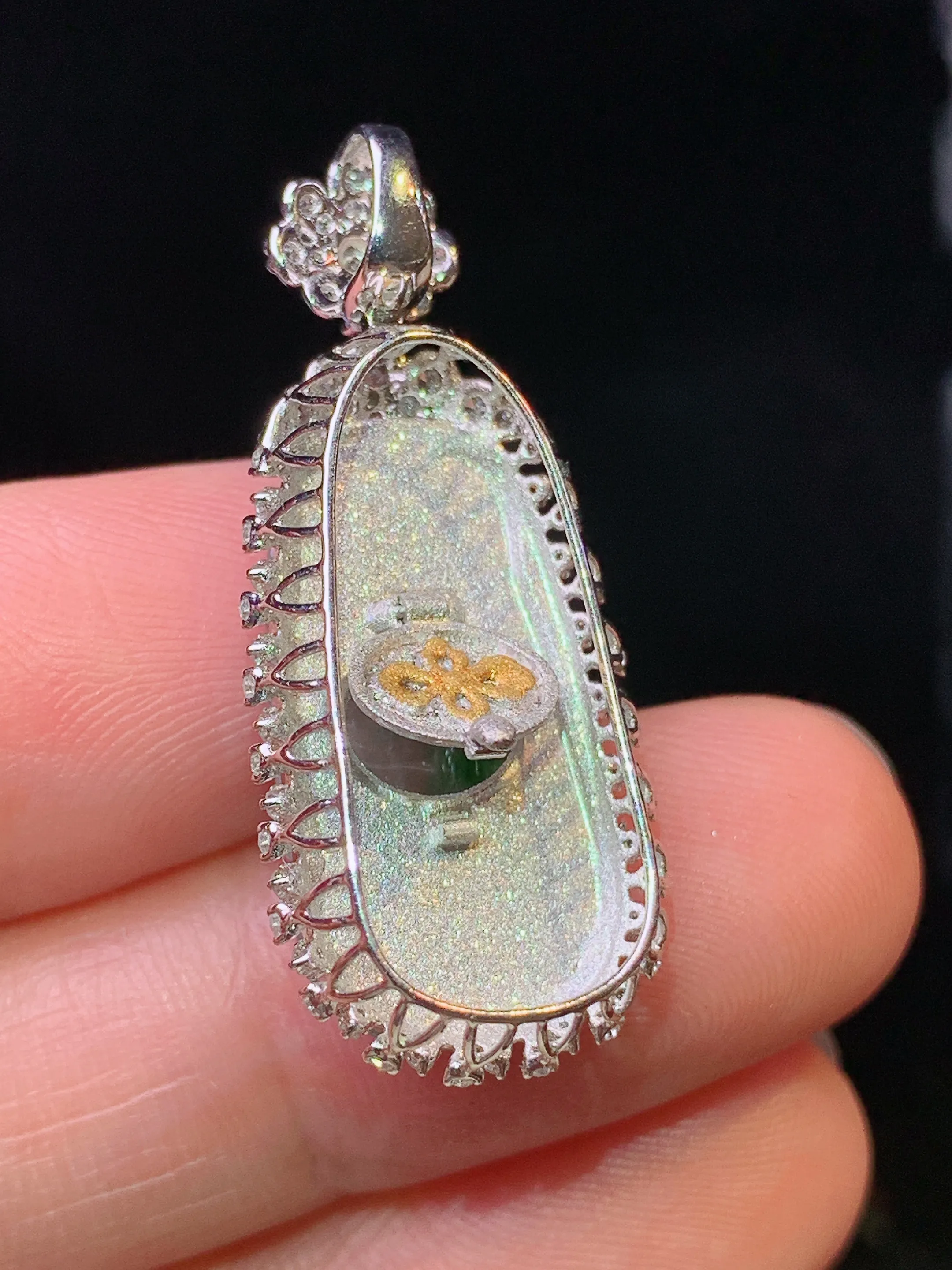 18k金钻镶嵌冰种飘绿如意吊坠 玉质细腻 水润亮眼 色泽艳丽 整体尺寸32.2*13.7*8.3