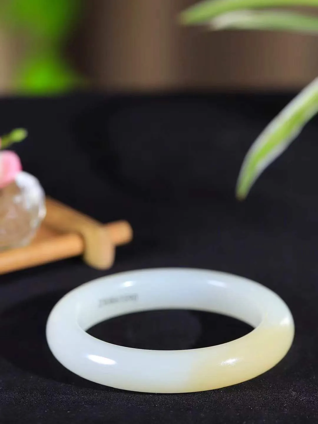 【暖玉生香·手镯】

精品和田玉糖白玉手镯，质地油润细腻，色泽高贵典雅，镯型古朴典雅。在诗情画意的