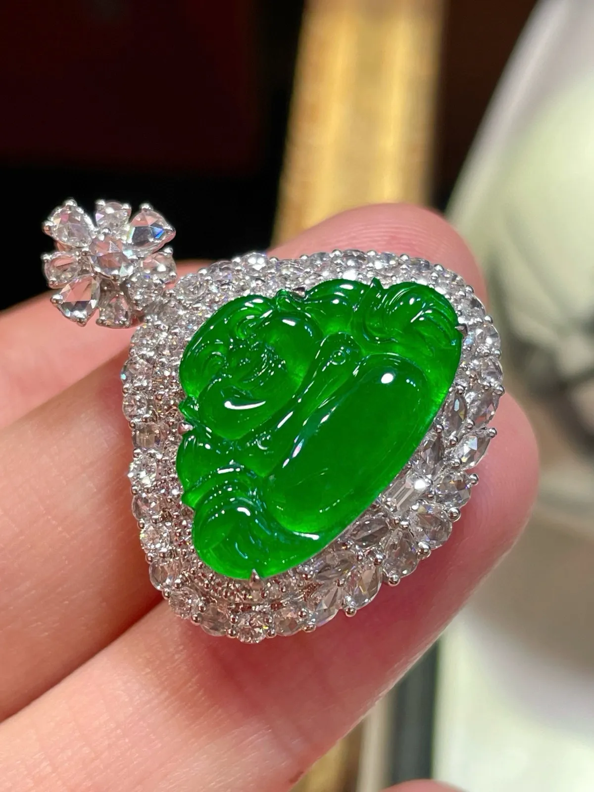 满阳绿佛公吊坠，色阳艳丽。
吊坠整体大气，开脸喜庆
饱满圆润，种水一流，佛形厚装大气
18k金豪华镶嵌